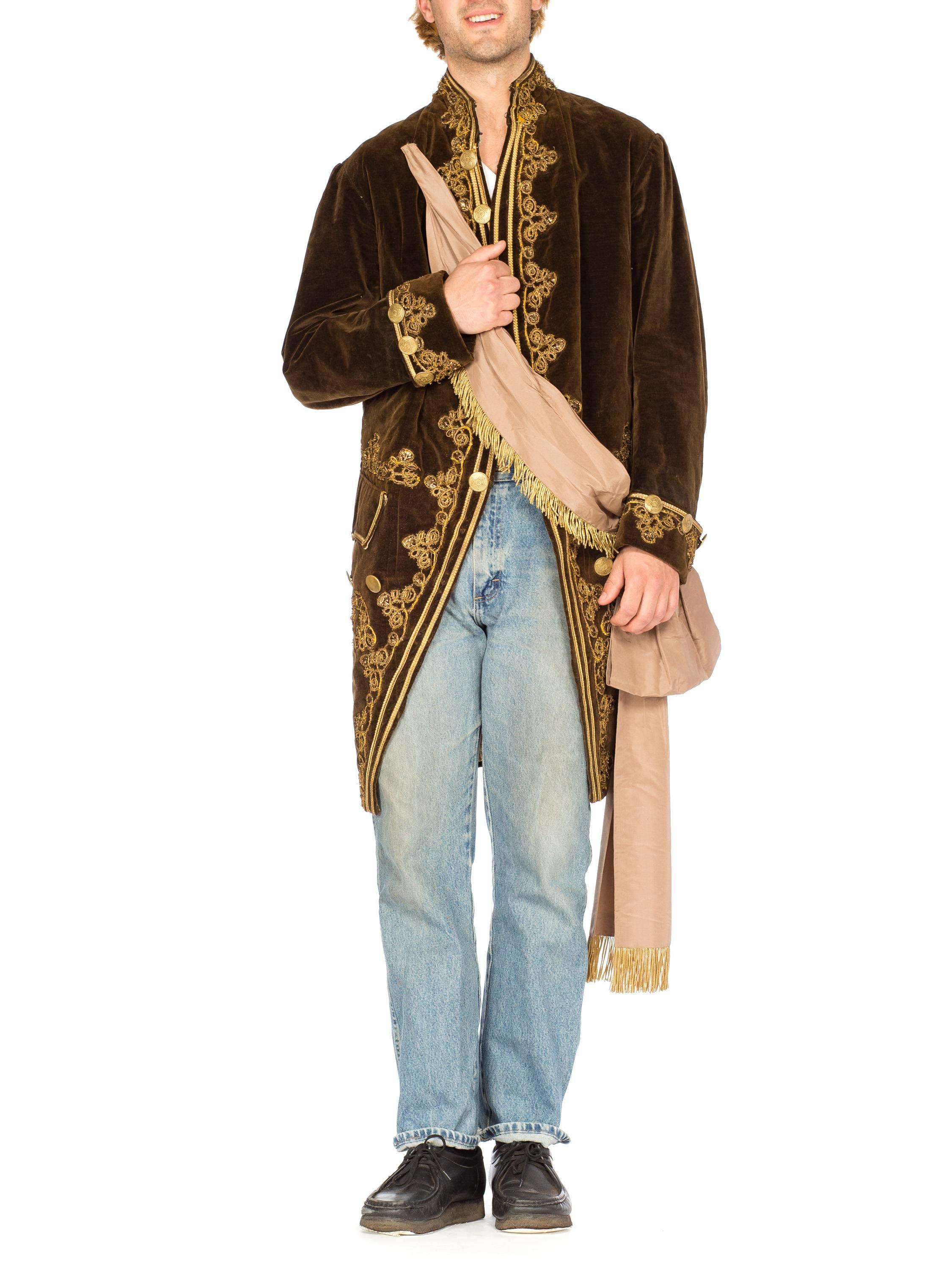 Manteau en velours marron des années 1920 pour hommes, style 18ème siècle, avec métal doré antique  en vente 4