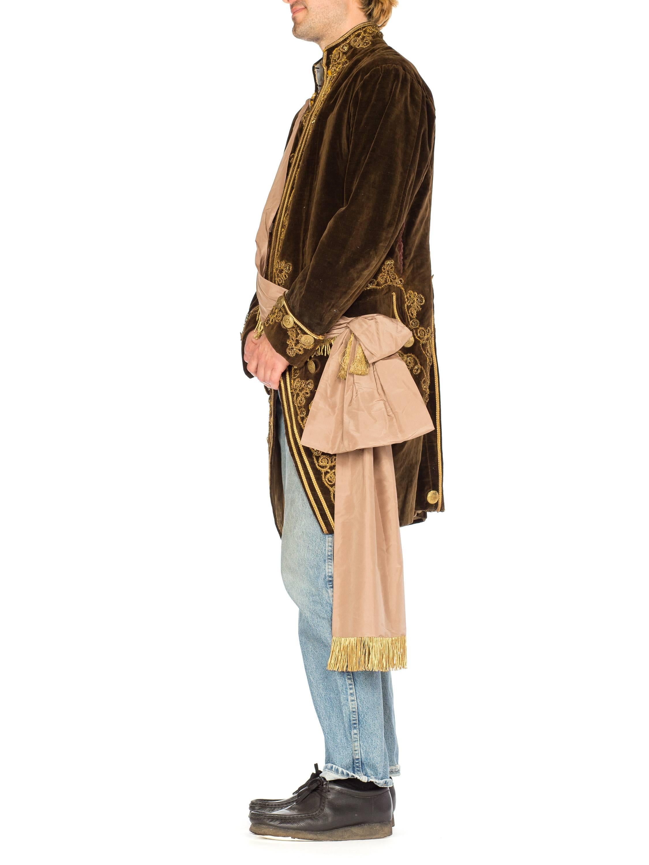 Manteau en velours marron des années 1920 pour hommes, style 18ème siècle, avec métal doré antique  en vente 3