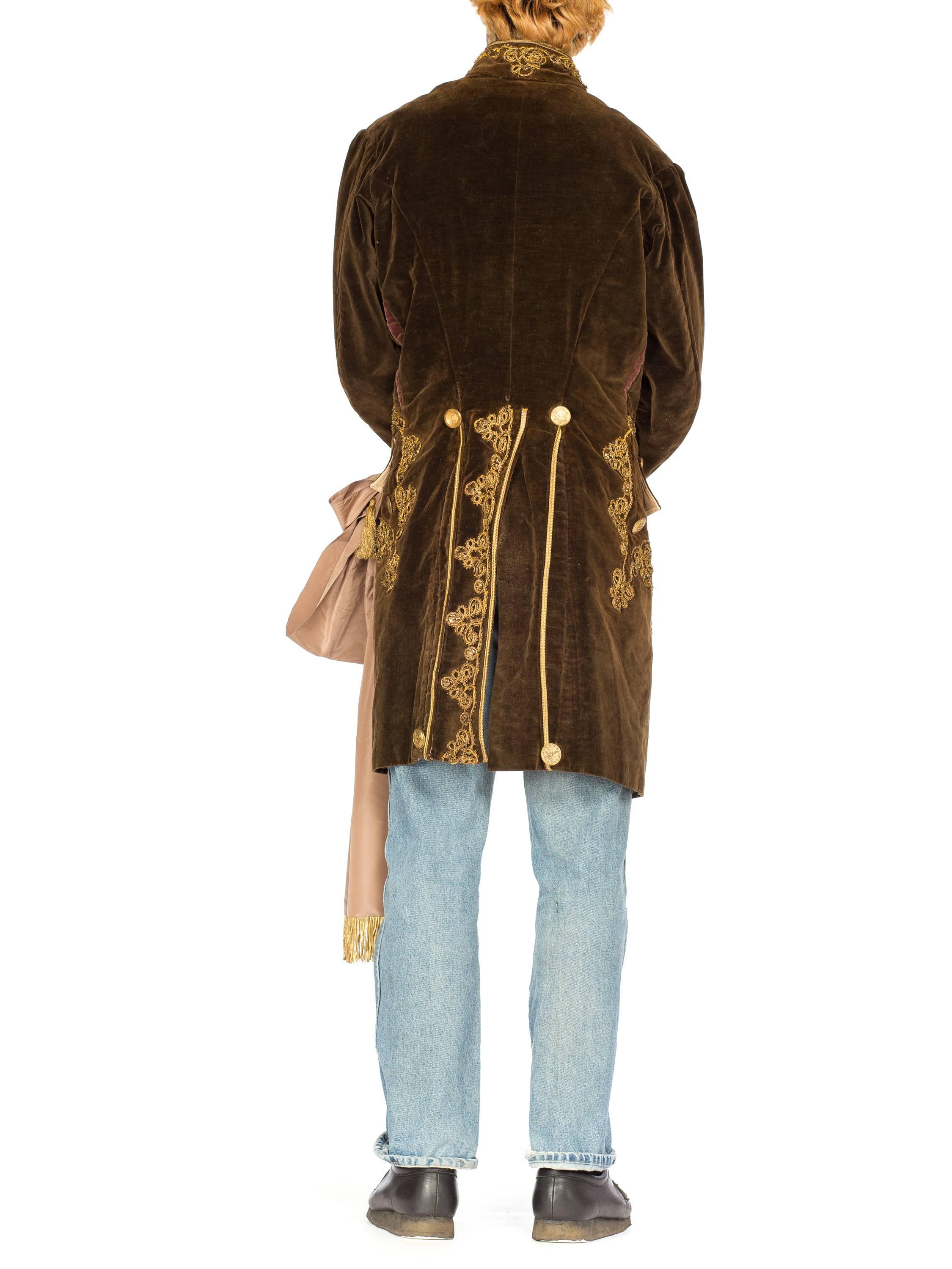 Manteau en velours marron des années 1920 pour hommes, style 18ème siècle, avec métal doré antique  en vente 5