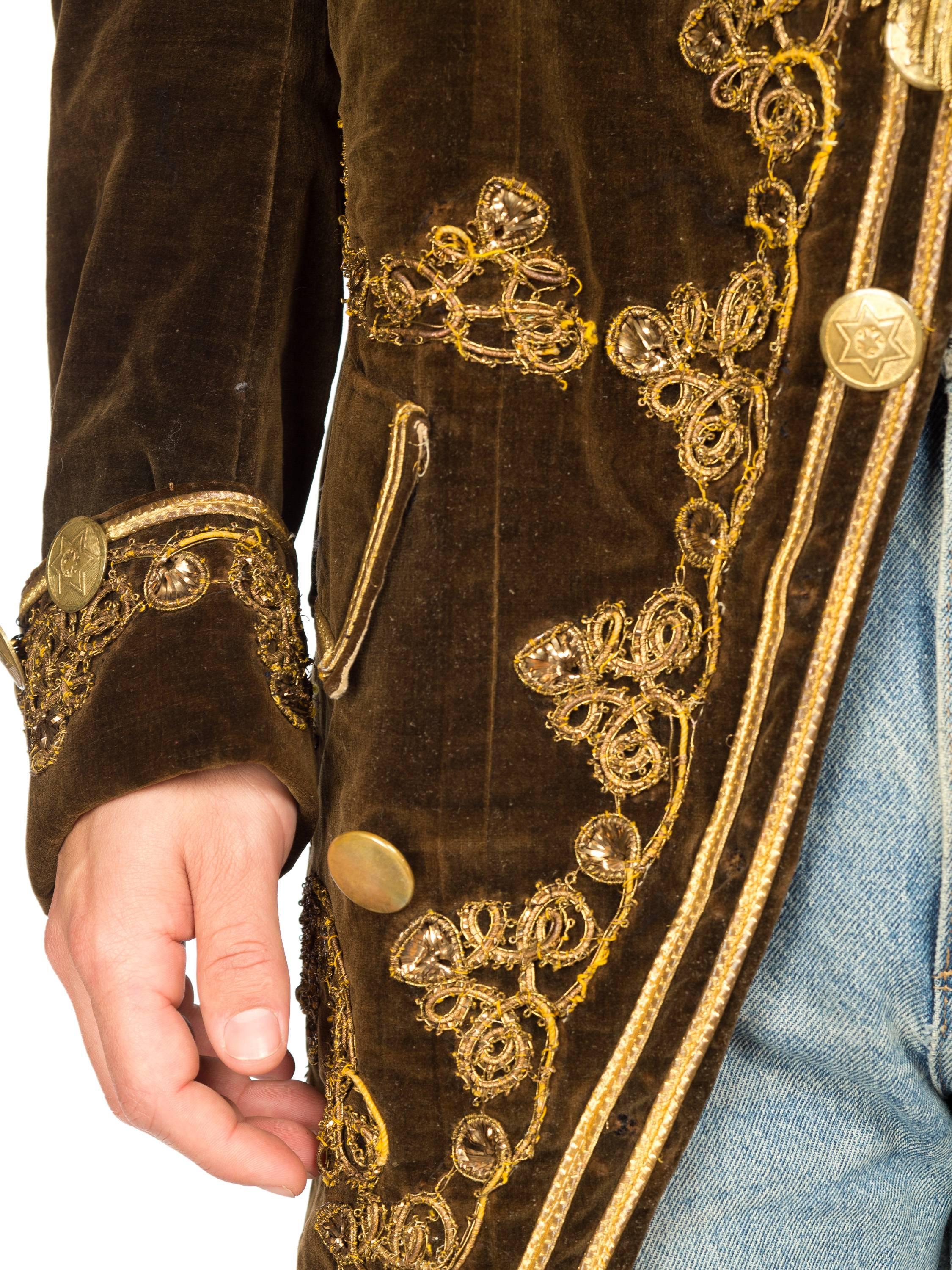 1920S Brown Velvet Men's 18Th Century Style Frock Coat With Antique Gold Metal  For Sale 6