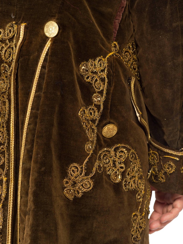 1920S Brown Velvet Men's 18Th Century Style Frock Coat With Antique Gold Metal  For Sale 11