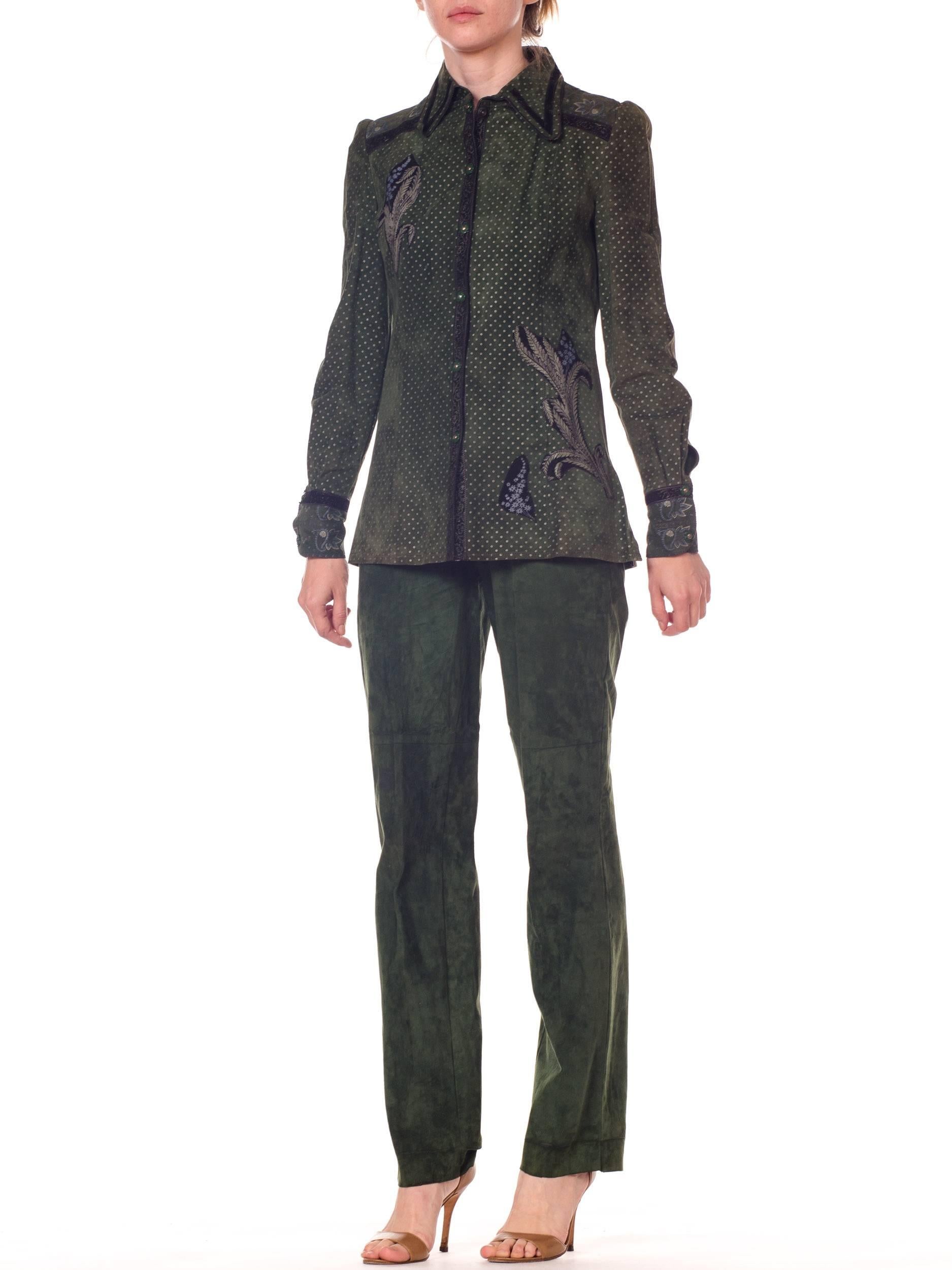 Roberto Cavalli Green Suede Pants and Jacket Set with Printed Panels and Patchwork
1970

Measurements:
Jacket: B34 W40 L28
Pants: W38 H36 L41