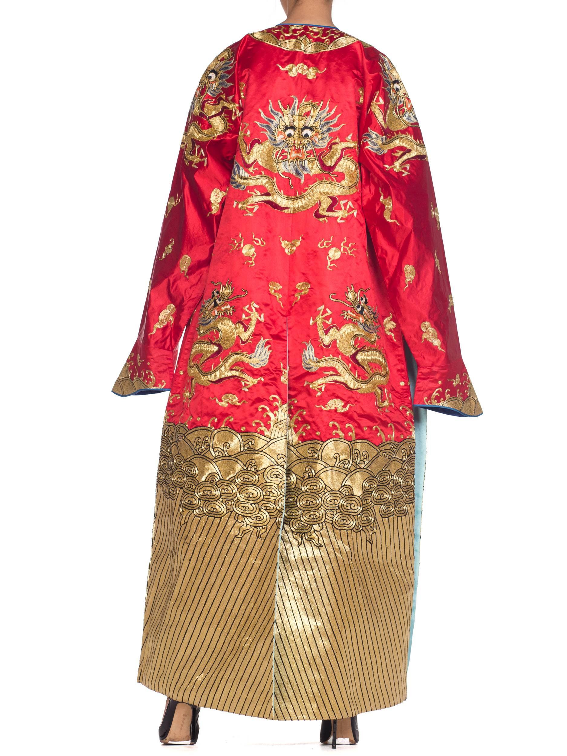 1950er Jahre Rote chinesische Oper in Metallic mit goldenen Drachen bestickt  Kimono-Robe im Zustand „Hervorragend“ im Angebot in New York, NY