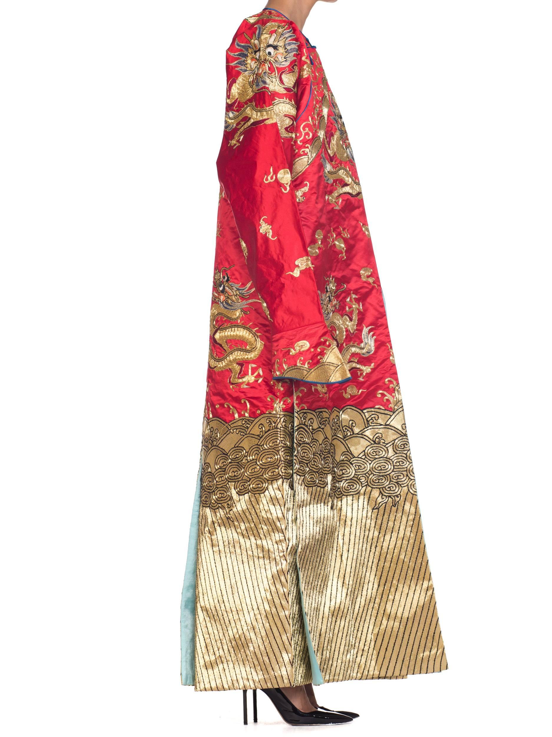 1950er Jahre Rote chinesische Oper in Metallic mit goldenen Drachen bestickt  Kimono-Robe (Orange) im Angebot