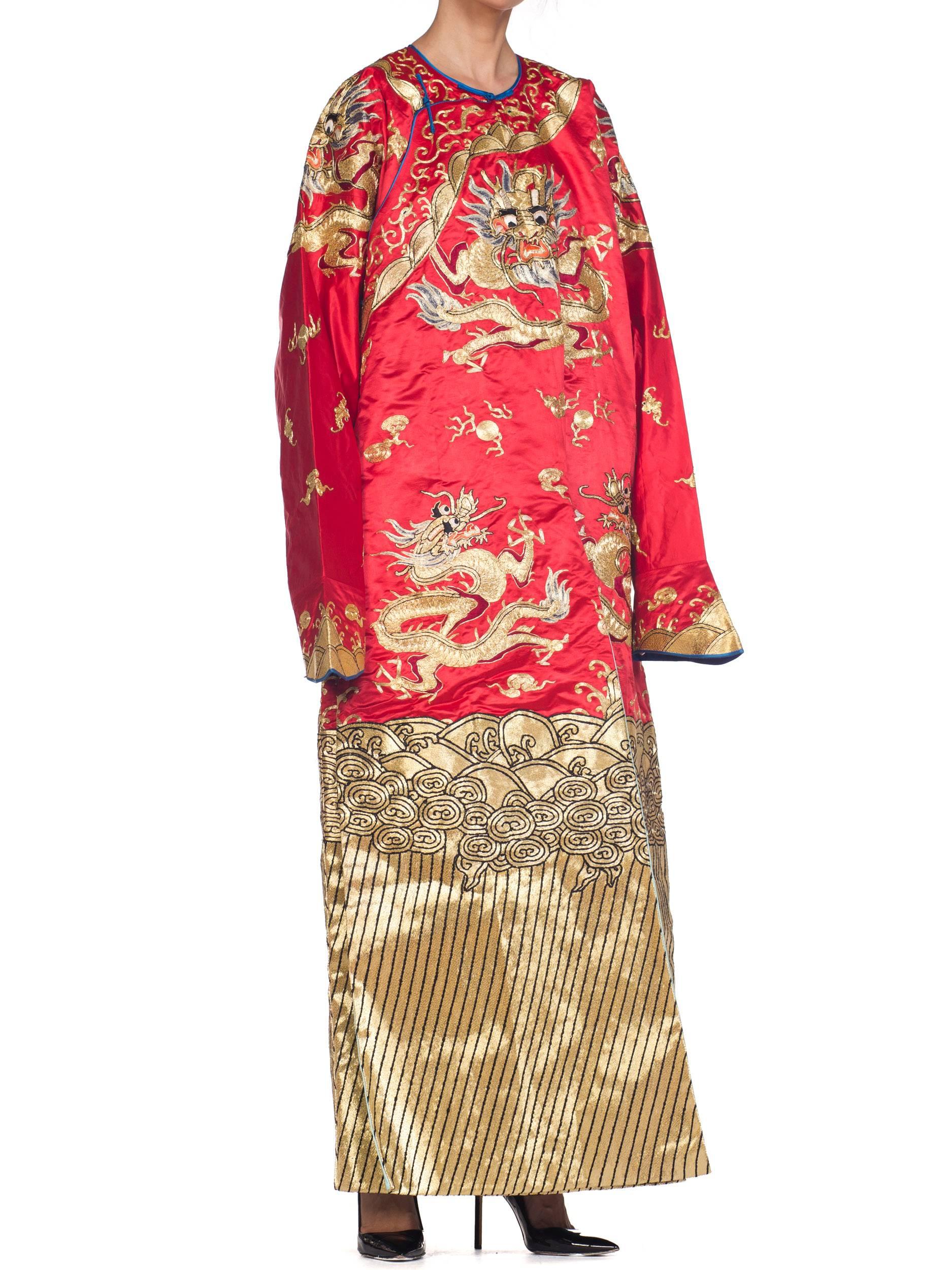 1950S Metallic Golden Dragons Embroidered Red Chinese Opera  KimonoRobe In Excellent Condition For Sale In New York, NY