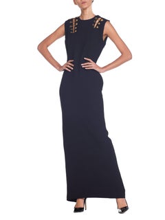 1990er Jahre GIANNI VERSACE Schwarzer Seidenkrepp-Kleid mit Gold-Sicherheitsnadel