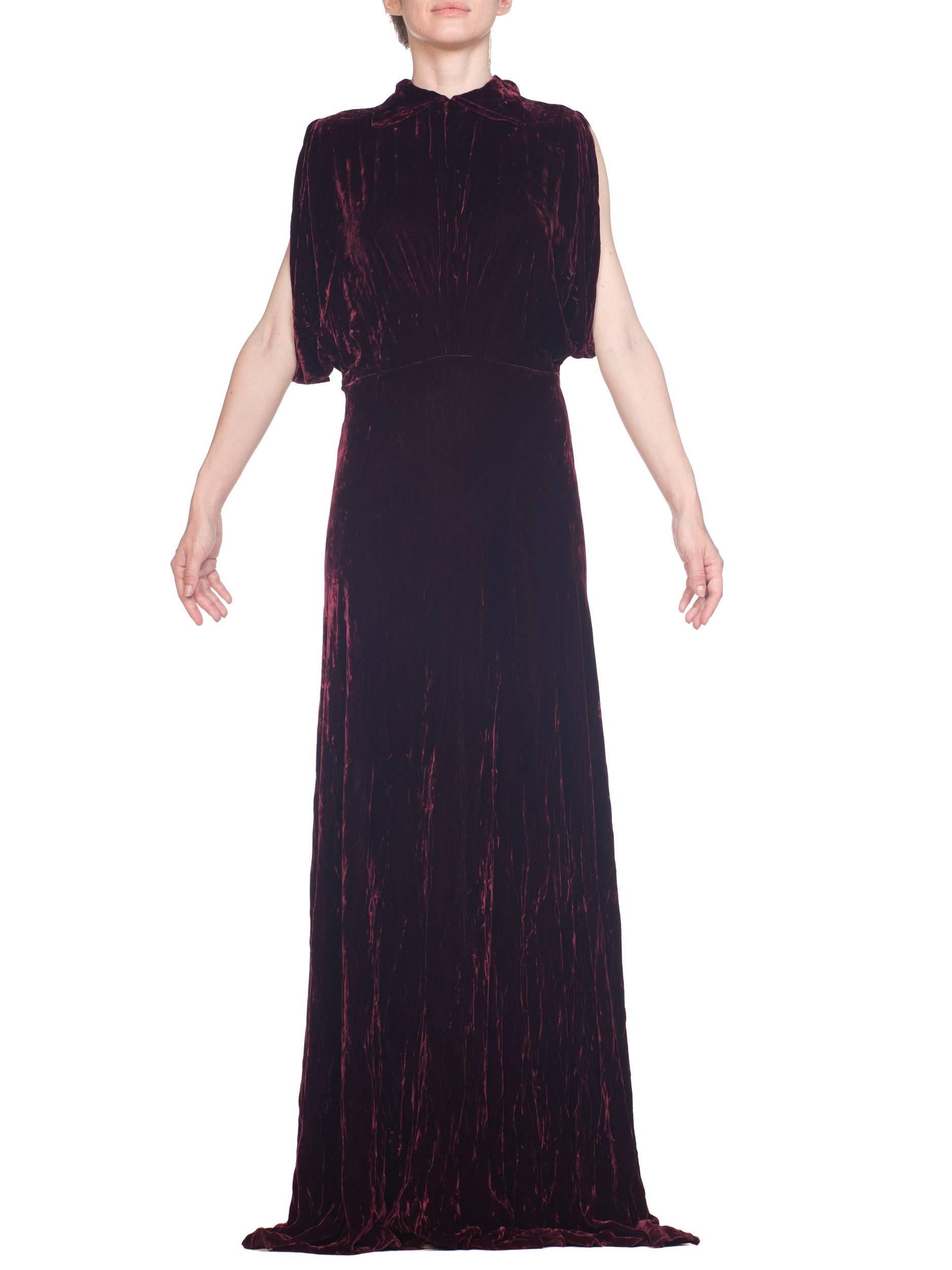 Burgunderfarbenes, schräg geschnittenes Kleid aus Seidensamt mit drapiertem Mieder und offenen Ärmeln aus den 1930er Jahren XL (Schwarz) im Angebot