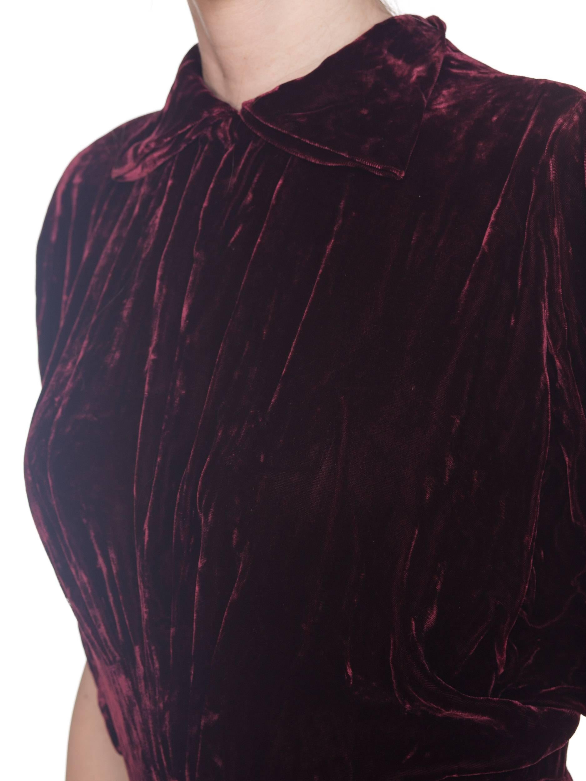 1930S Burgundy Bias Cut Silk Velvet Draped Bodice & Open Sleeve Gown XL In Excellent Condition For Sale In New York, NY