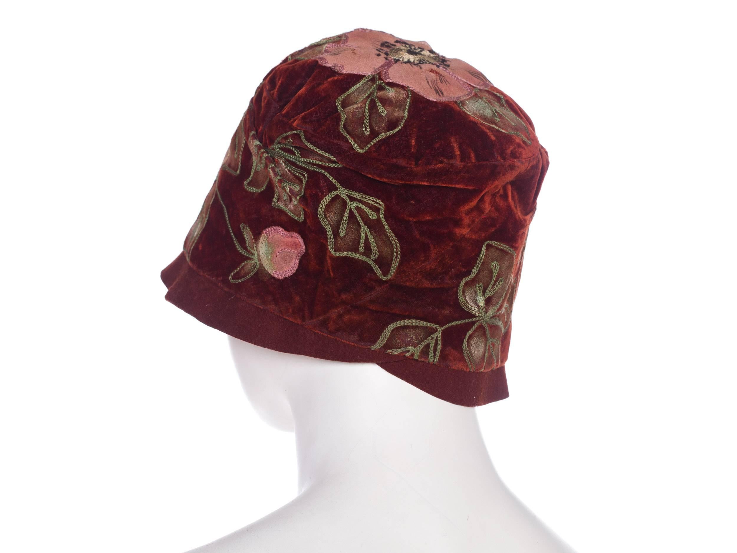 1920s Hand Painted Silk Velvet Cloche In Excellent Condition In New York, NY