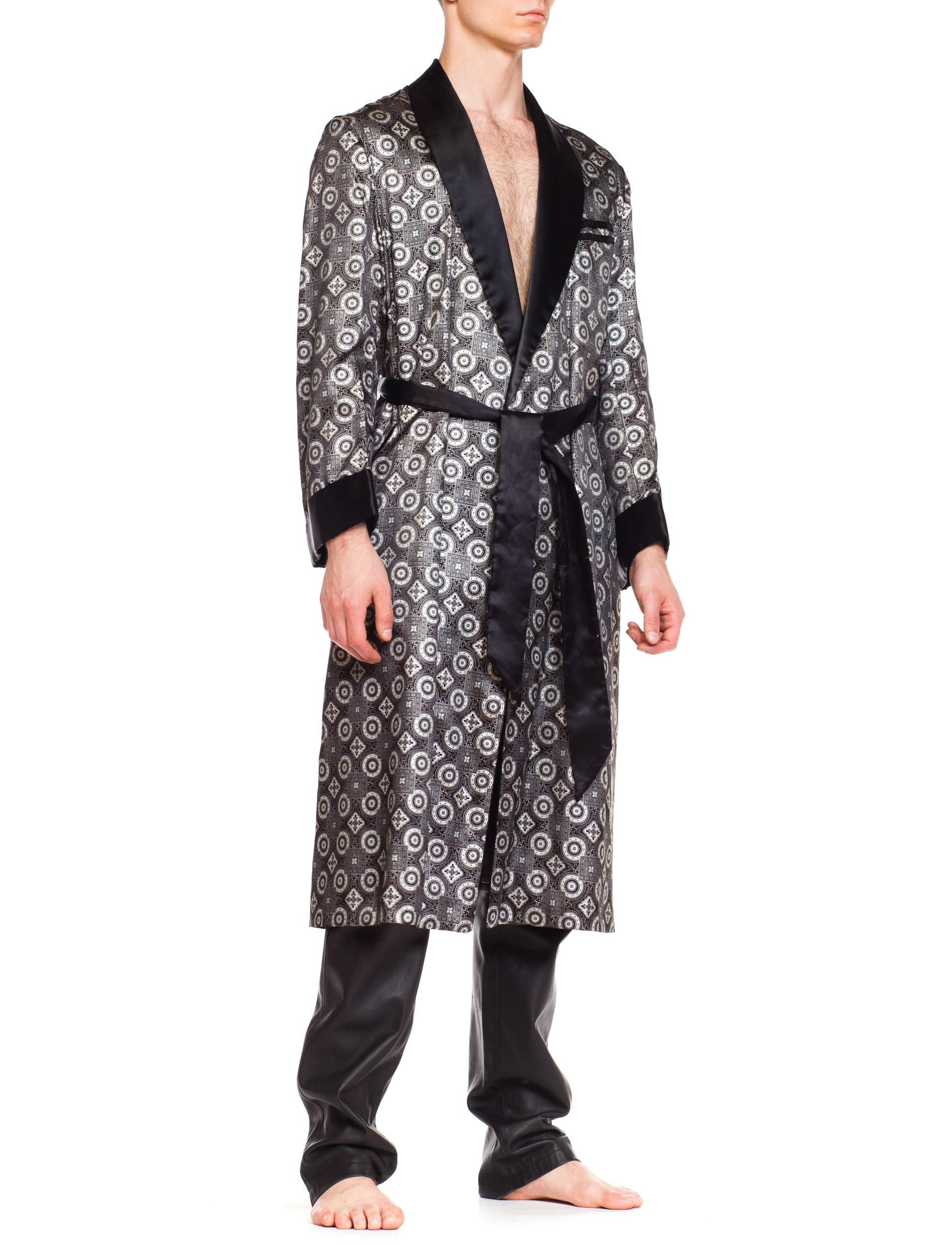 1960s Black and White Foulard Print Men's Satin Smoking Jacket Robe In Good Condition In New York, NY