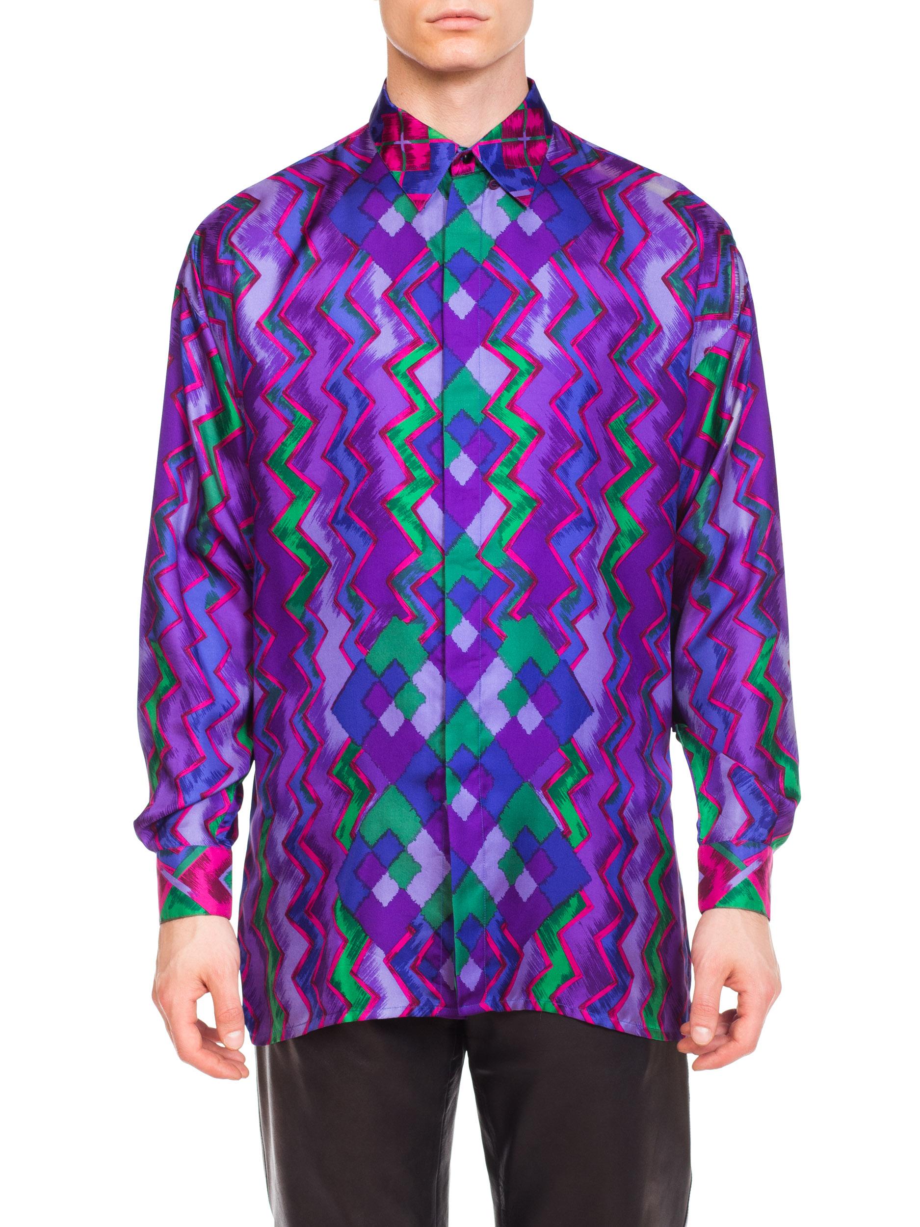 1990er GIANNI VERSACE Lila Geometrisches Istante Herrenhemd aus Seide aus Seide Gr. 46 im Zustand „Hervorragend“ im Angebot in New York, NY