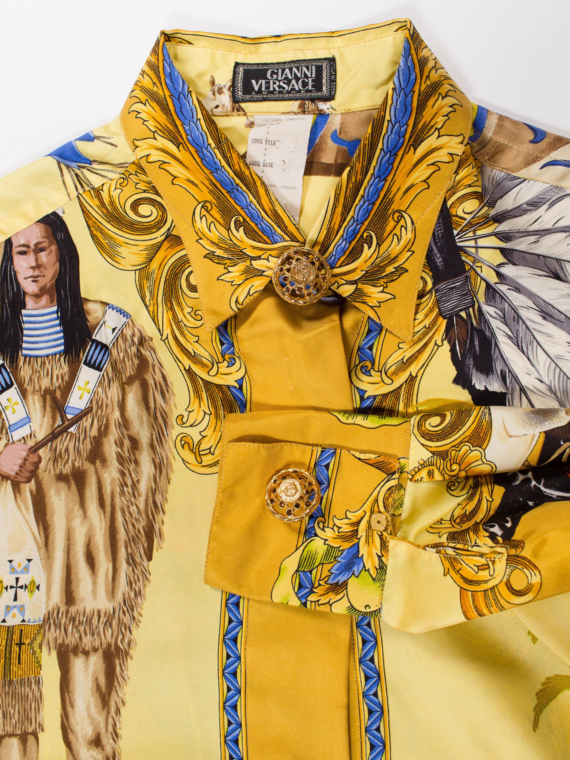 1990S GIANNI VERSACE Blassgelbe Seide Buffalo Bill Native American Print Hemd  Damen im Angebot