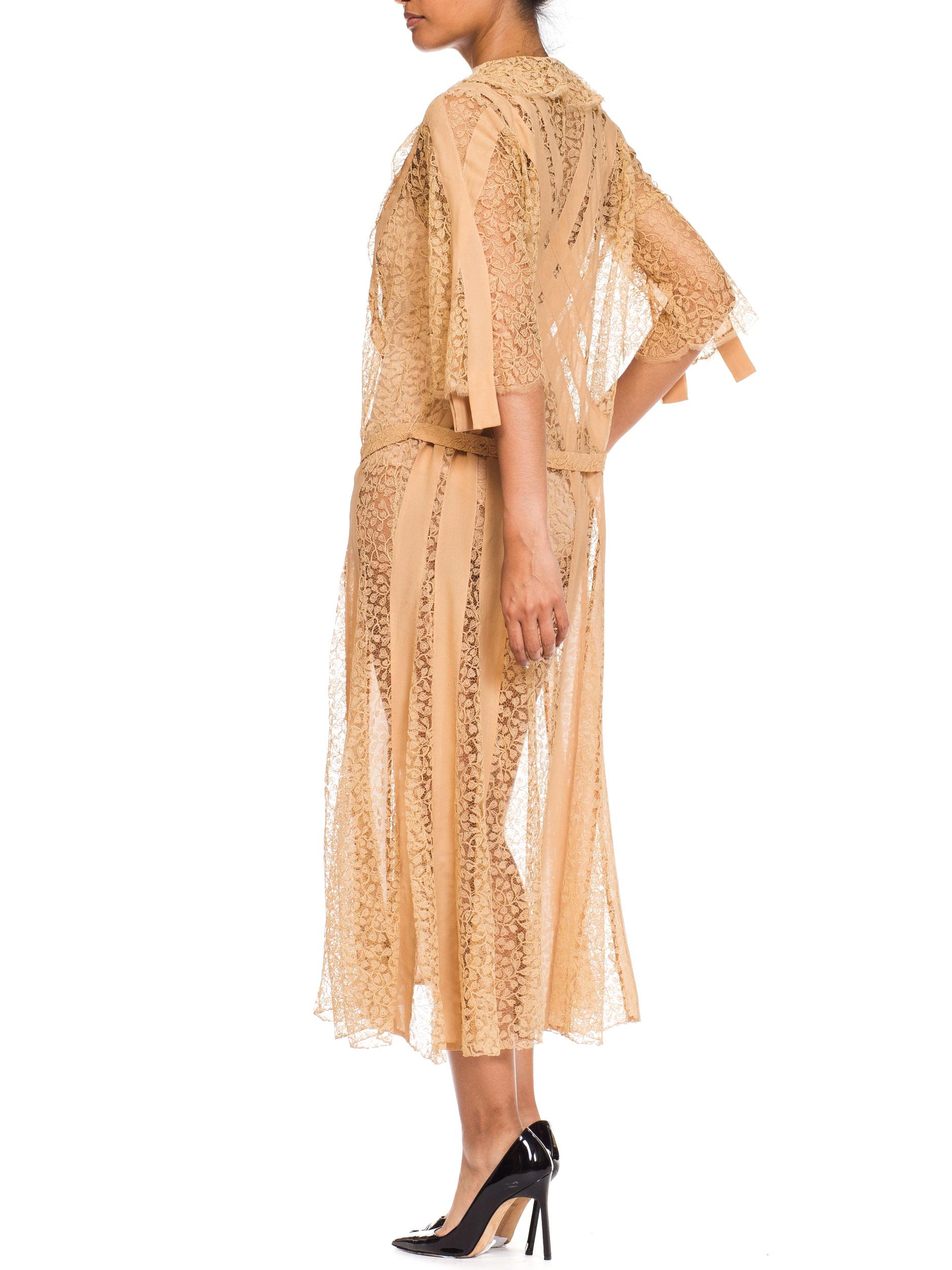 1920S Beige Silk & Lace Dress With Art Deco Appliqué Design Slip, XL In Excellent Condition For Sale In New York, NY