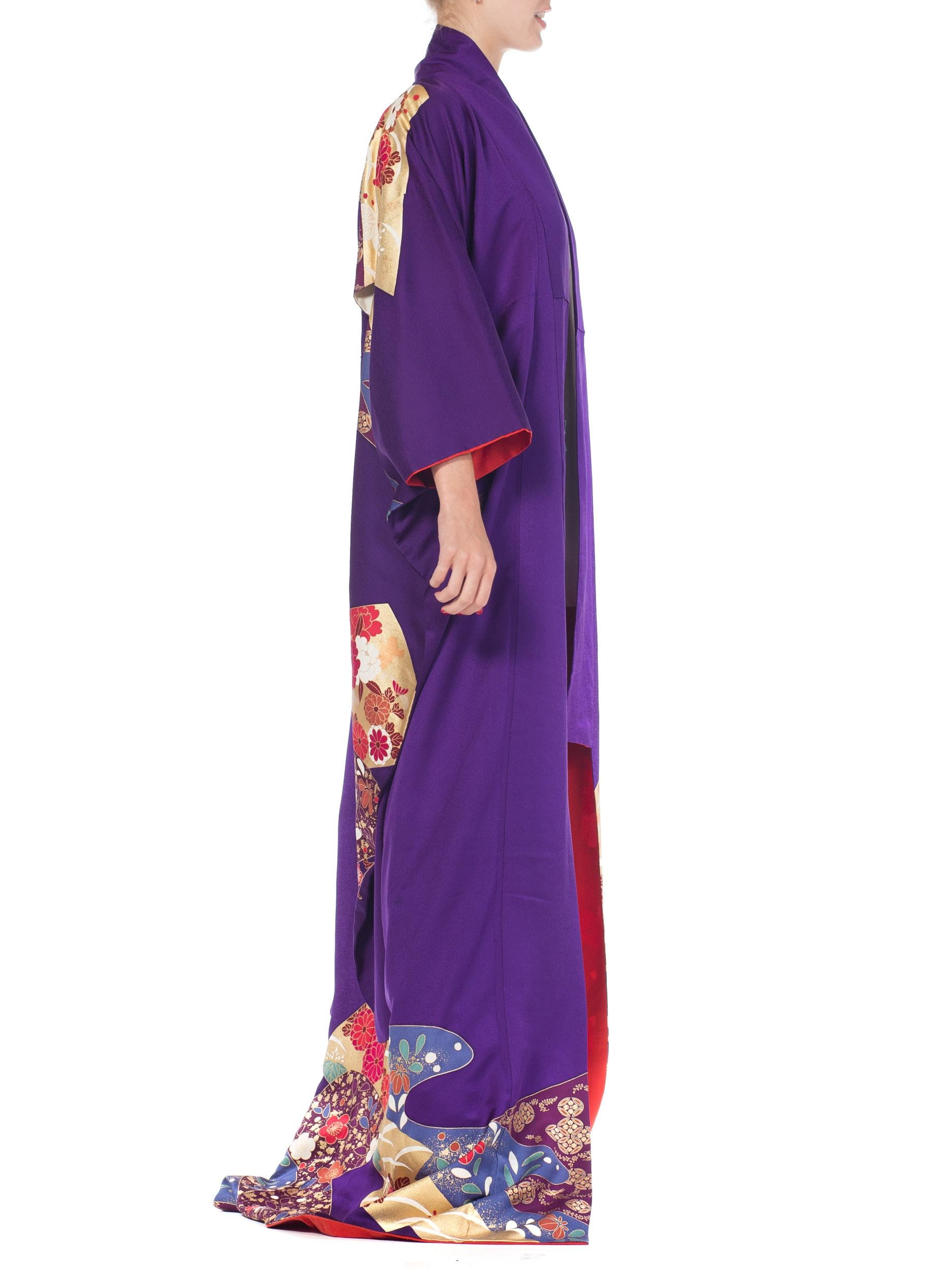 Soie japonaise royale violette et or des années 1970  Kimono de style kimono en vente 1