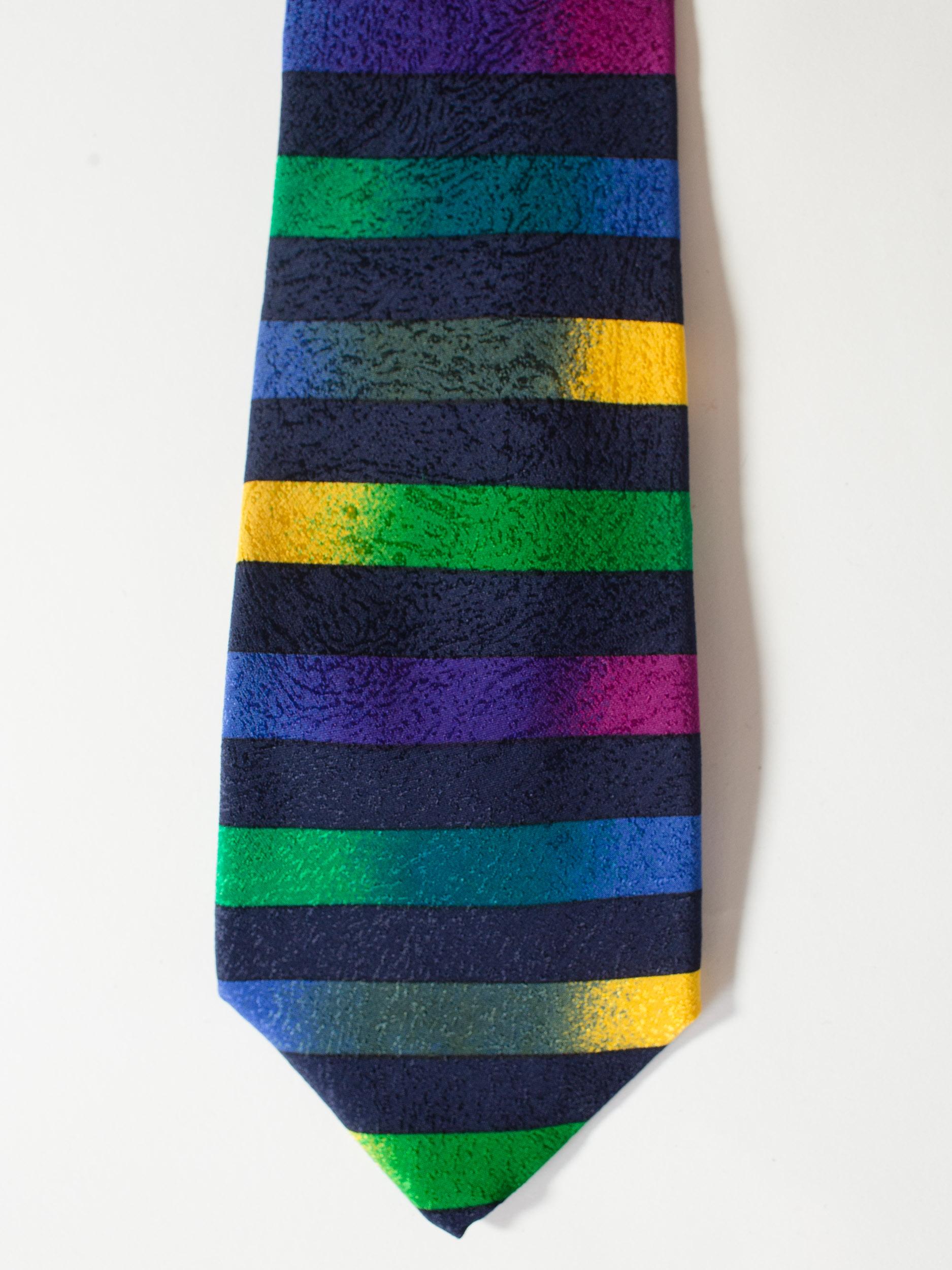 1990S GIANNI VERSACE Gold Medusa Ombre Stripe Silk Mens Tie In Excellent Condition For Sale In New York, NY