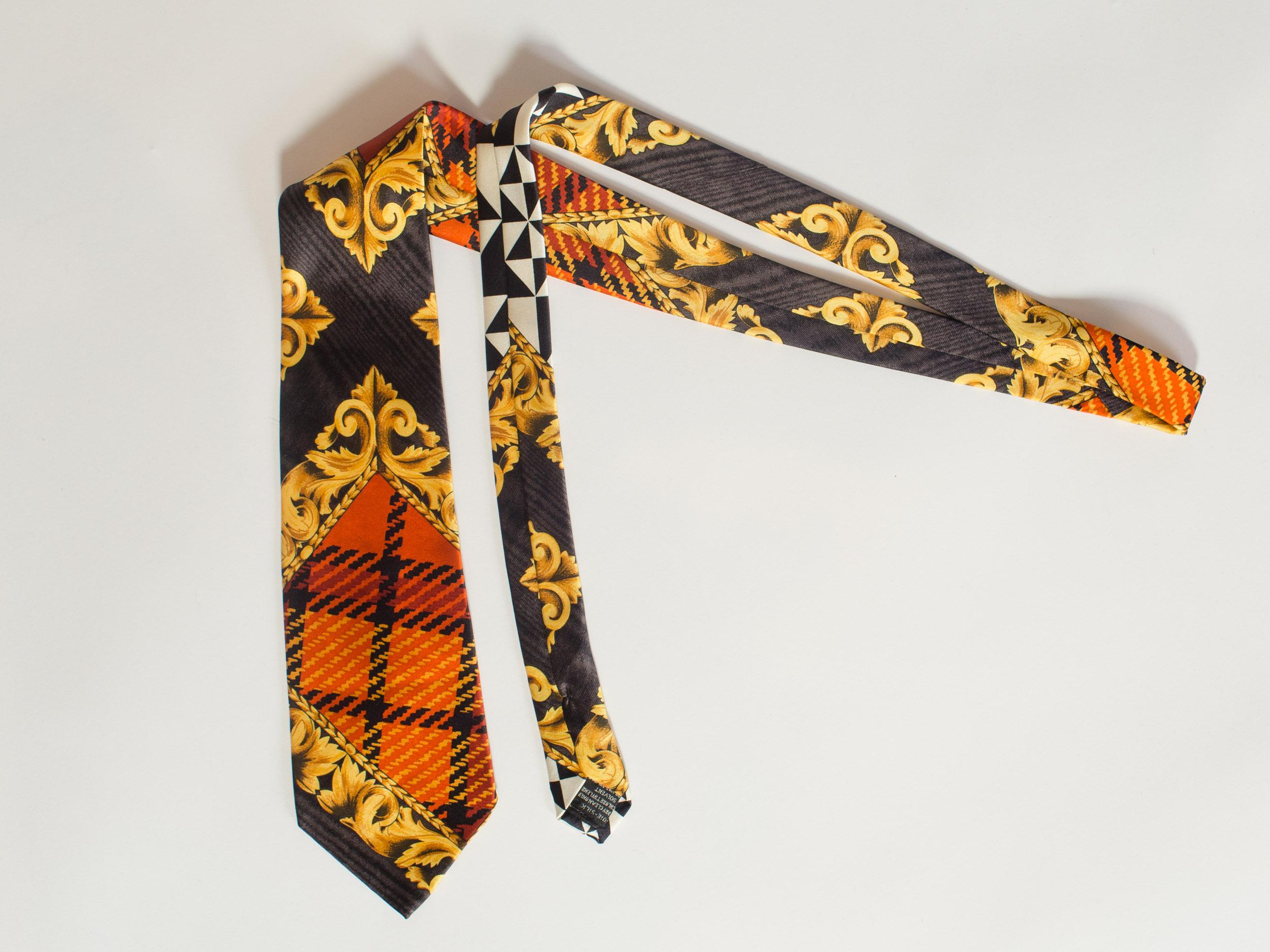 1990S Versus By GIANNI VERSACE Gold Scroll & Plaid Printed Silk Mens Tie In Excellent Condition In New York, NY