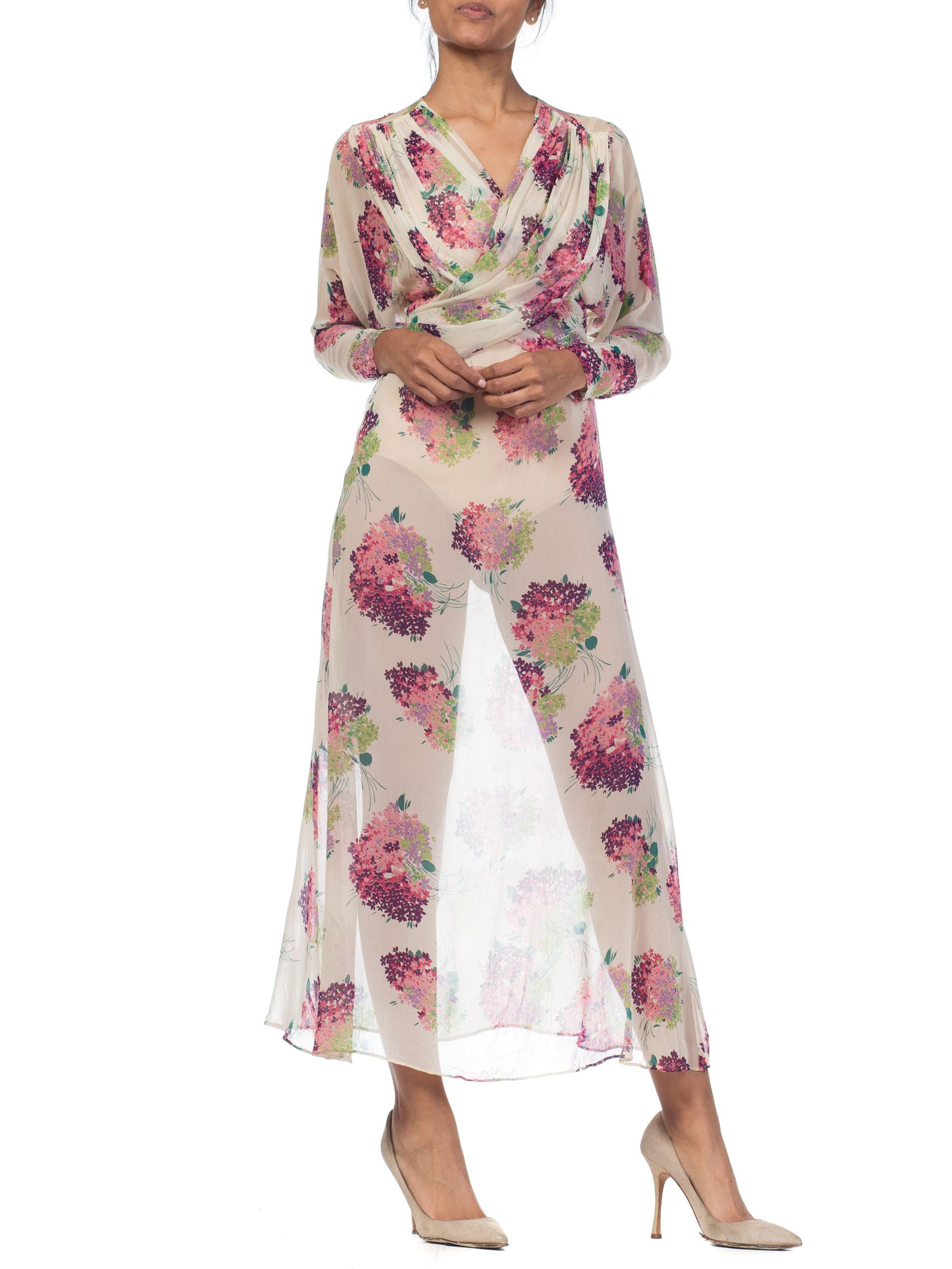 1920S Chiffon de soie crème  Robe à manches longues imprimée de fleurs en violet et vert Bon état - En vente à New York, NY