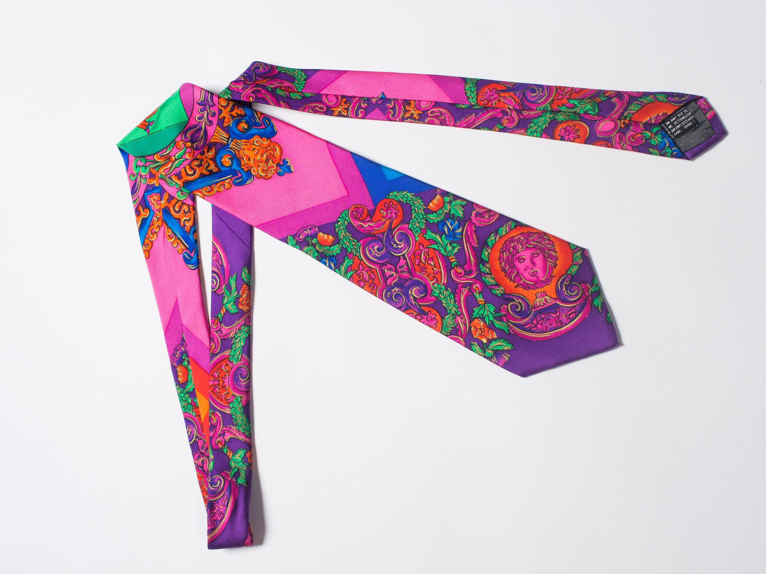 1990s Gianni Versace Hot Pink Medusa Silk Tie with Gold Metallic Accents In Excellent Condition In New York, NY