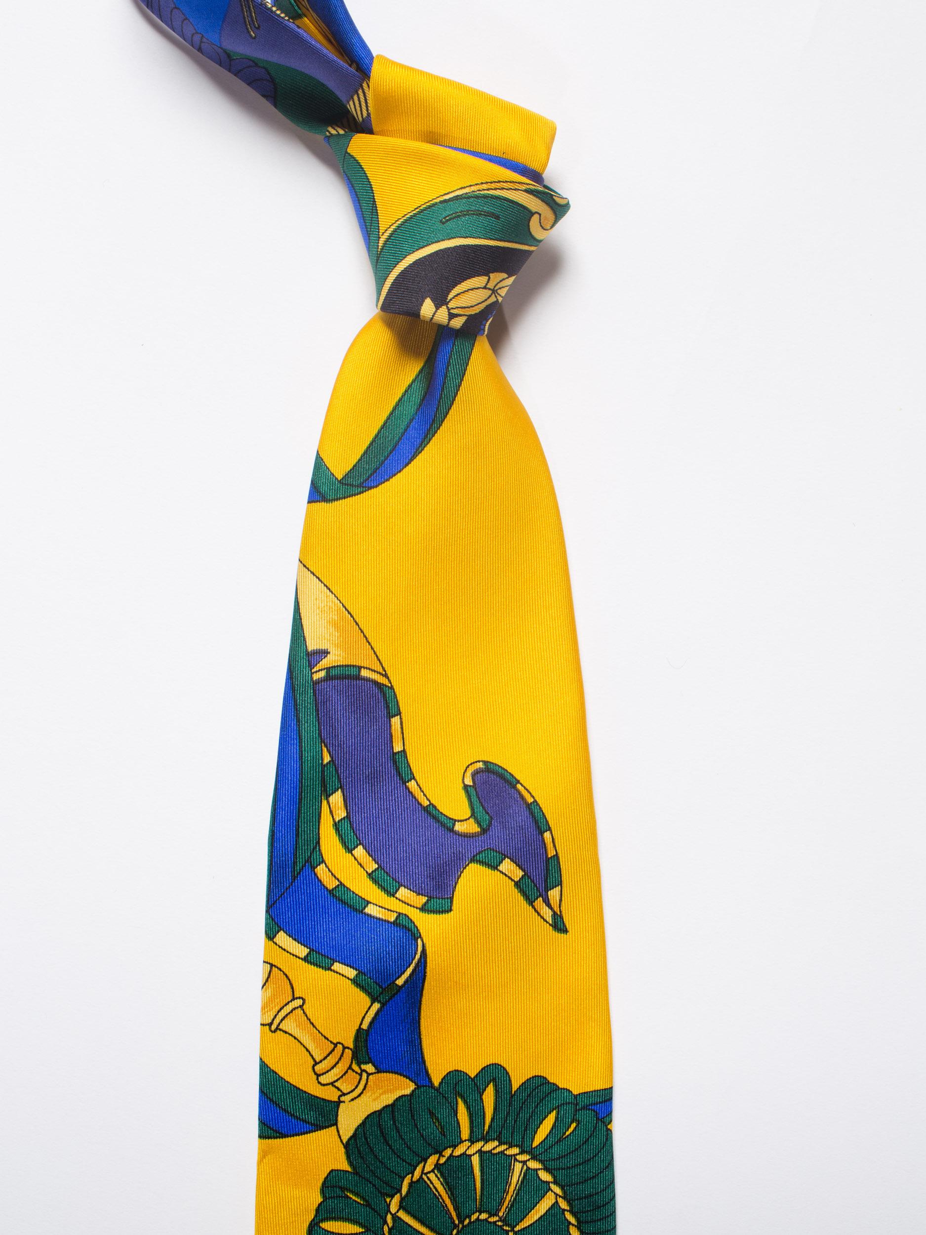 Gris GIANNI VERSACE Cravate en soie à pompons écossais pour hommes des années 1990 en vente