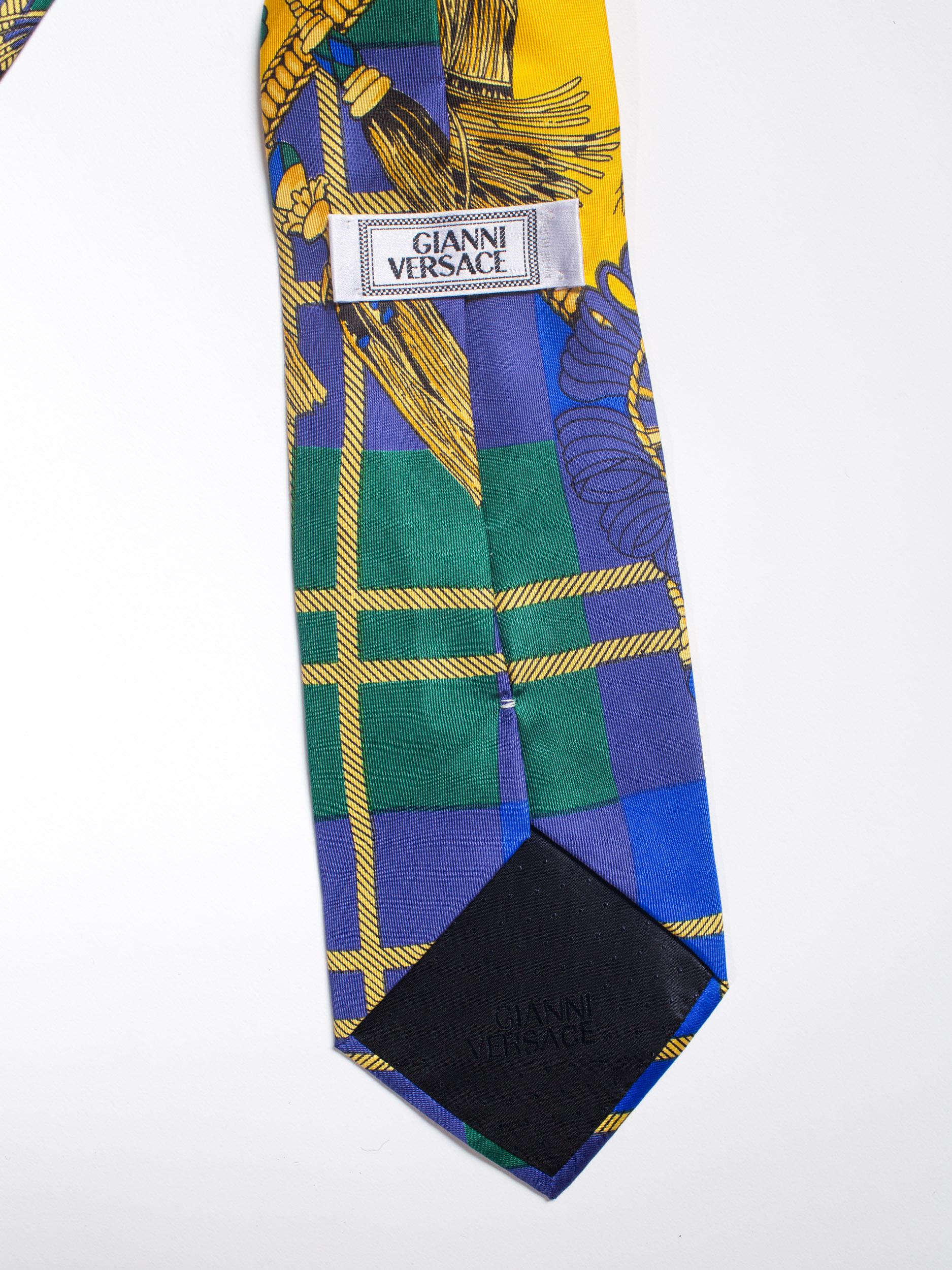 GIANNI VERSACE Cravate en soie à pompons écossais pour hommes des années 1990 Excellent état - En vente à New York, NY