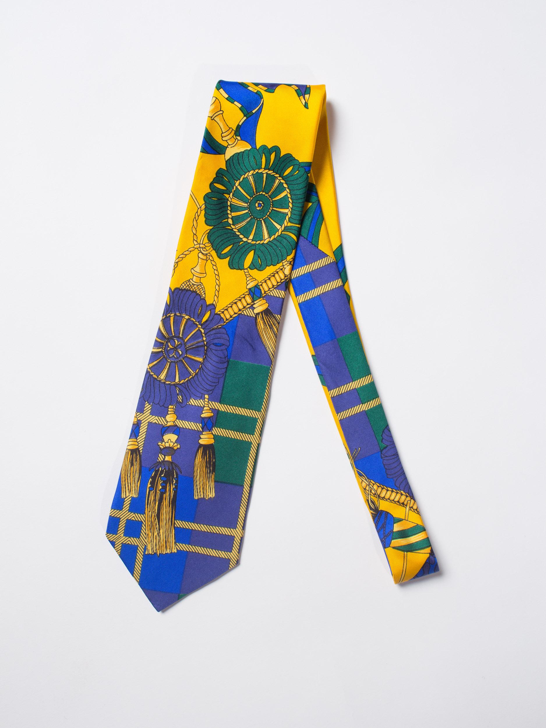 GIANNI VERSACE Cravate en soie à pompons écossais pour hommes des années 1990 en vente 1
