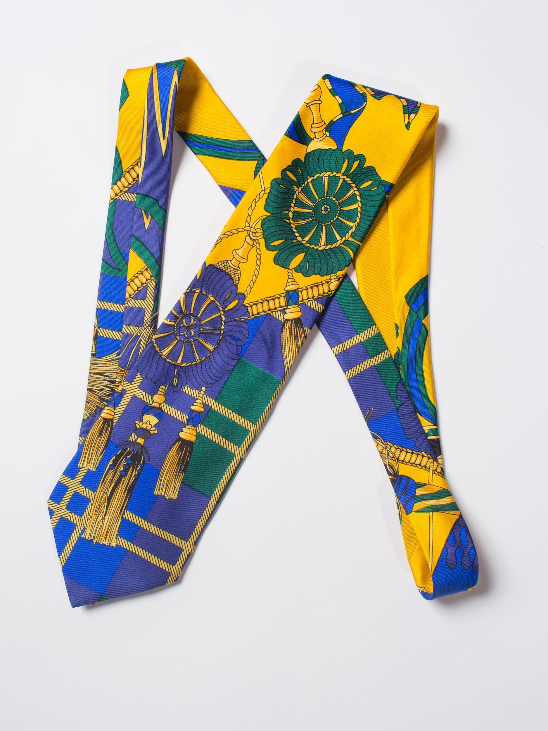 GIANNI VERSACE Cravate en soie à pompons écossais pour hommes des années 1990 en vente 2