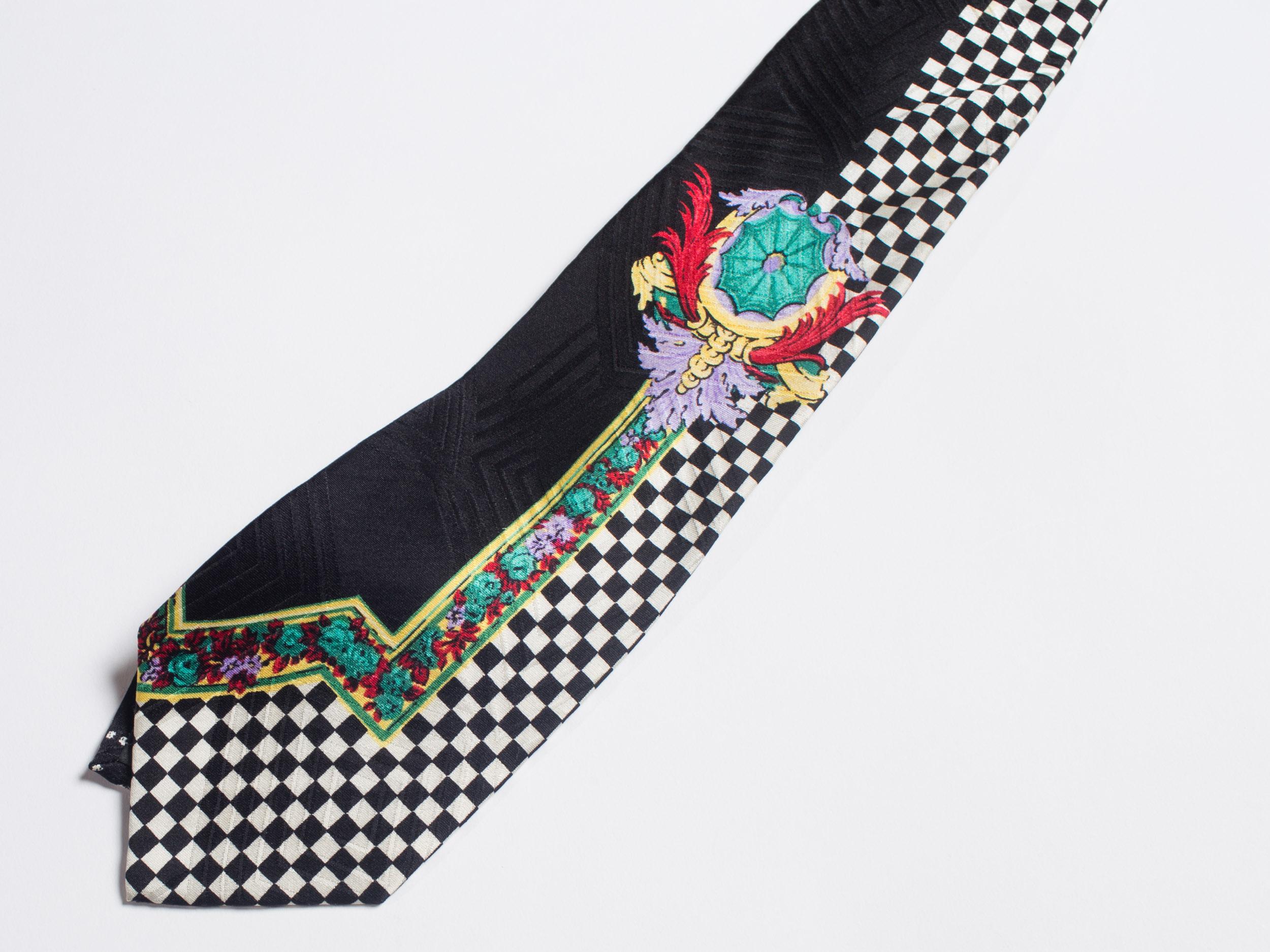 Noir GIANNI VERSACE Cravate en soie baroque Op-Art pour hommes des années 1990 en vente
