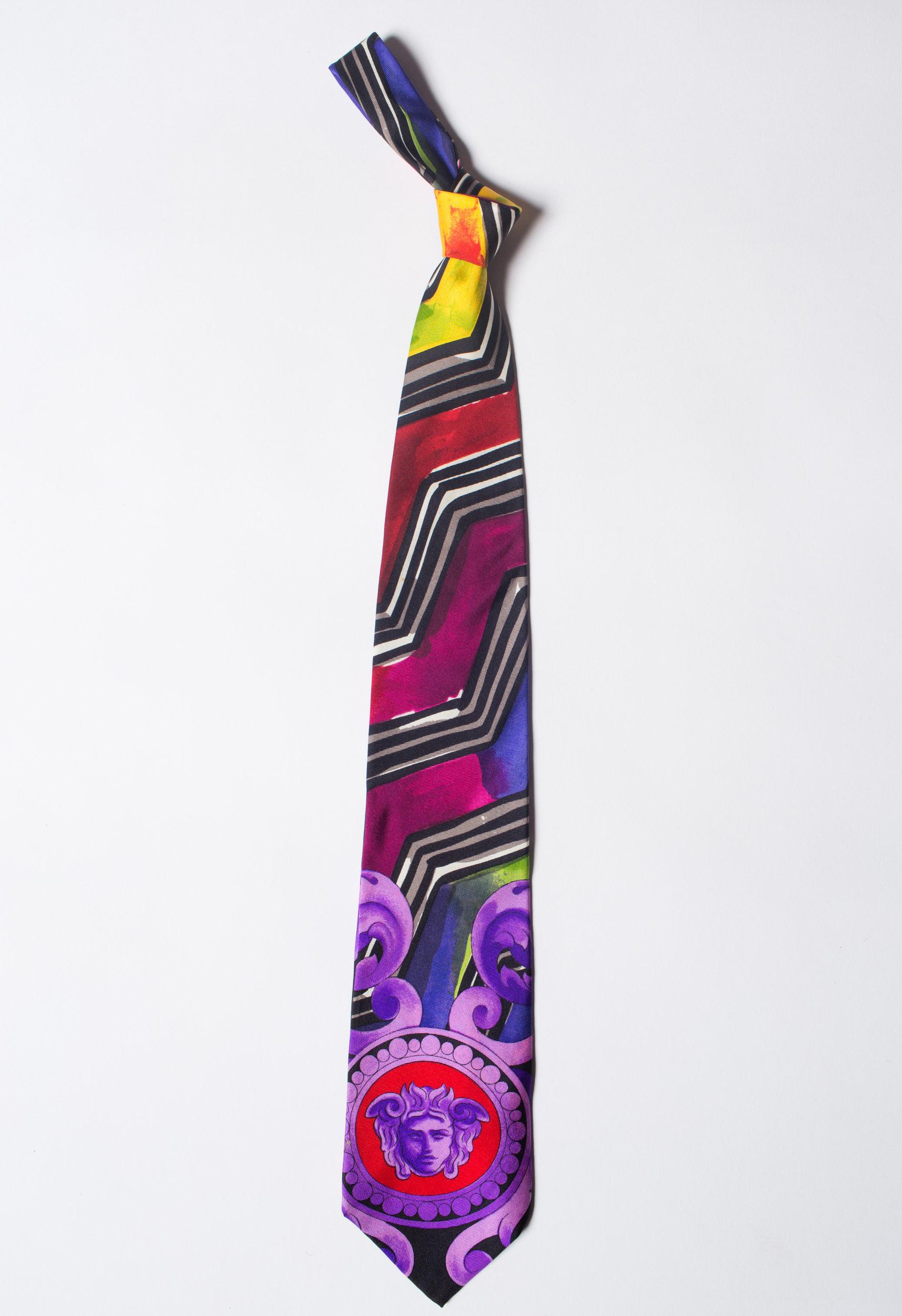 Violet des années 1990  GIANNI VERSACE Cravate en soie pour homme Medusa violette en vente