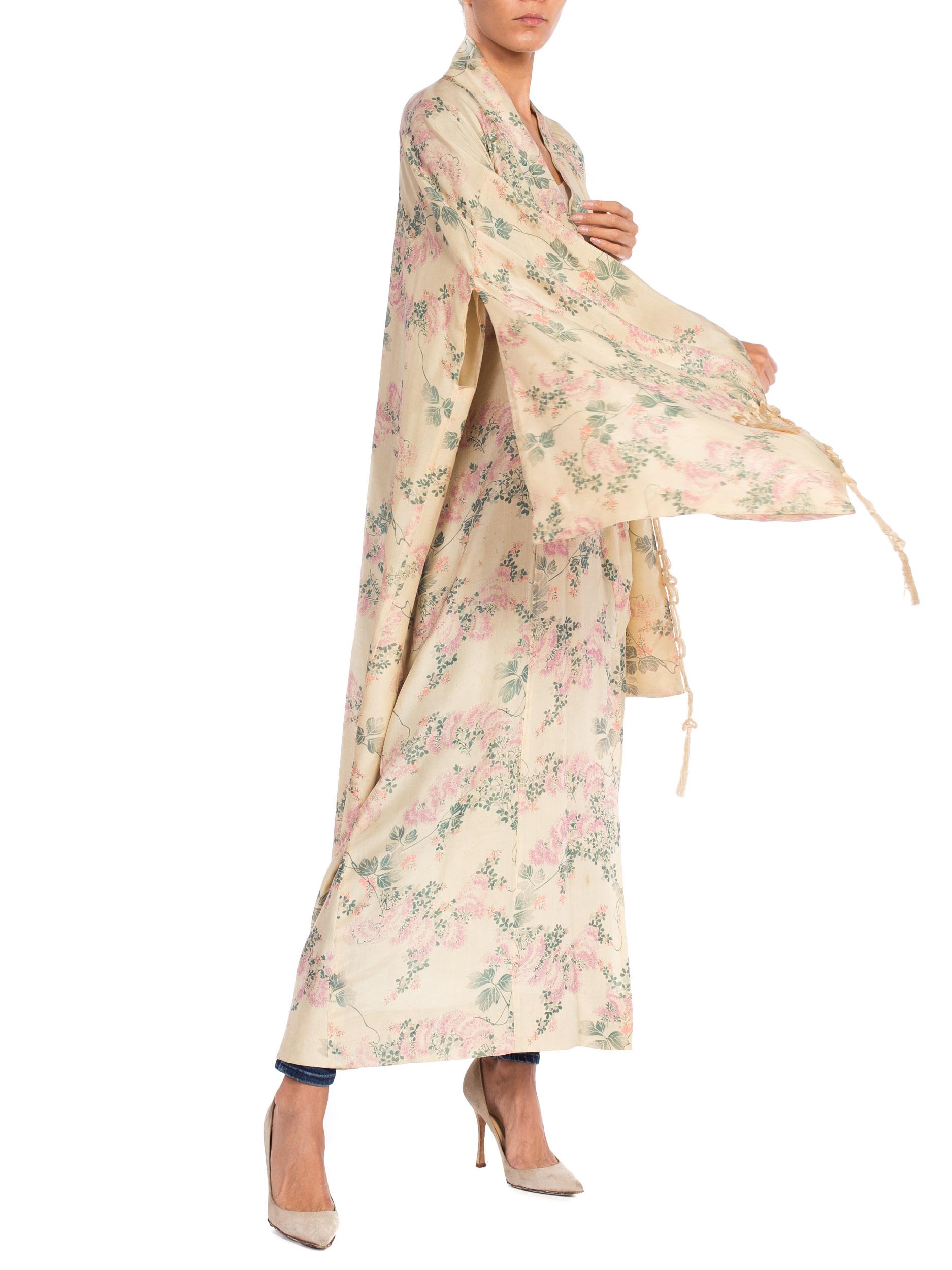 1890S Rare Victorian Hand Printed Light Weight Silk  Kimono For Sale 3