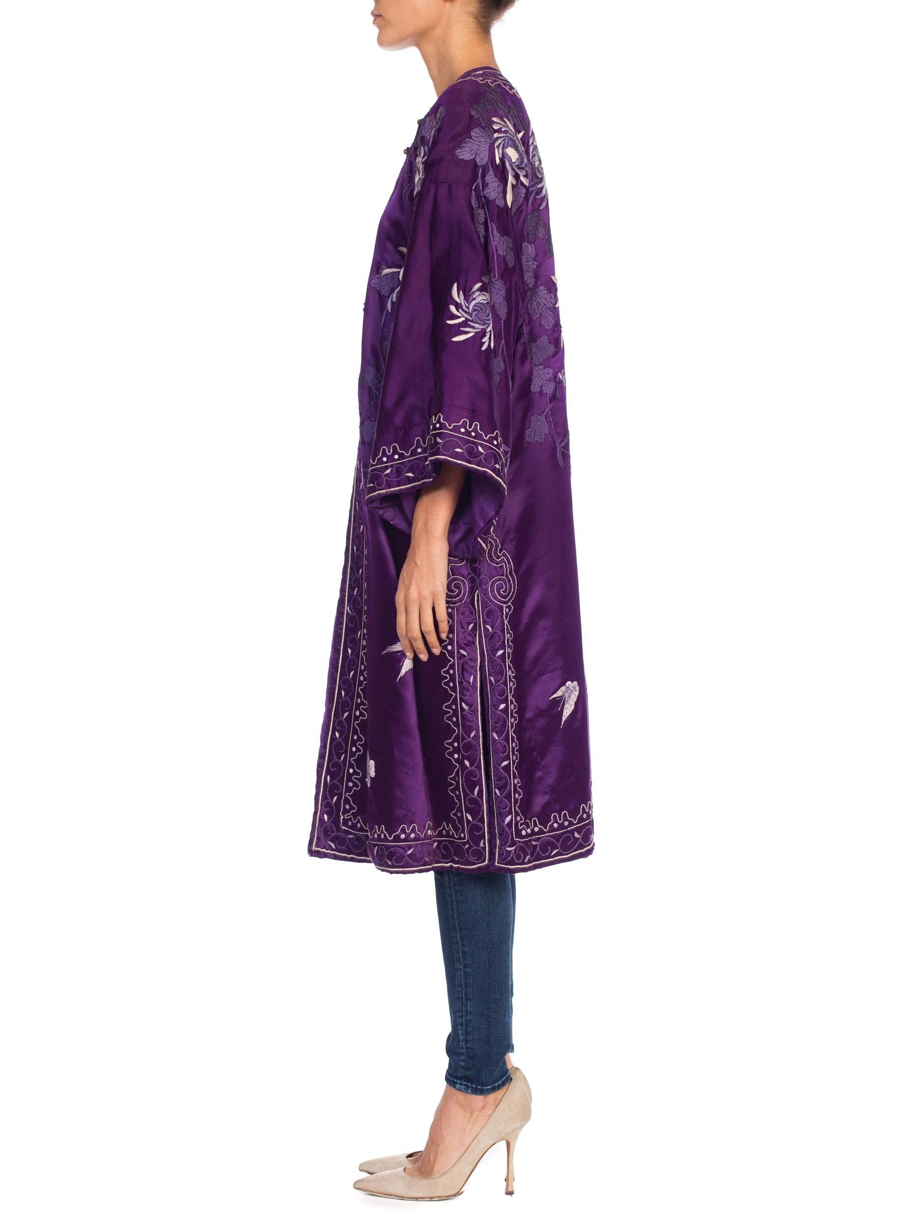 Victorian Purple Hand Embroidered Silk Satin Antique Chinese Kimono Robe Coat In Excellent Condition In New York, NY