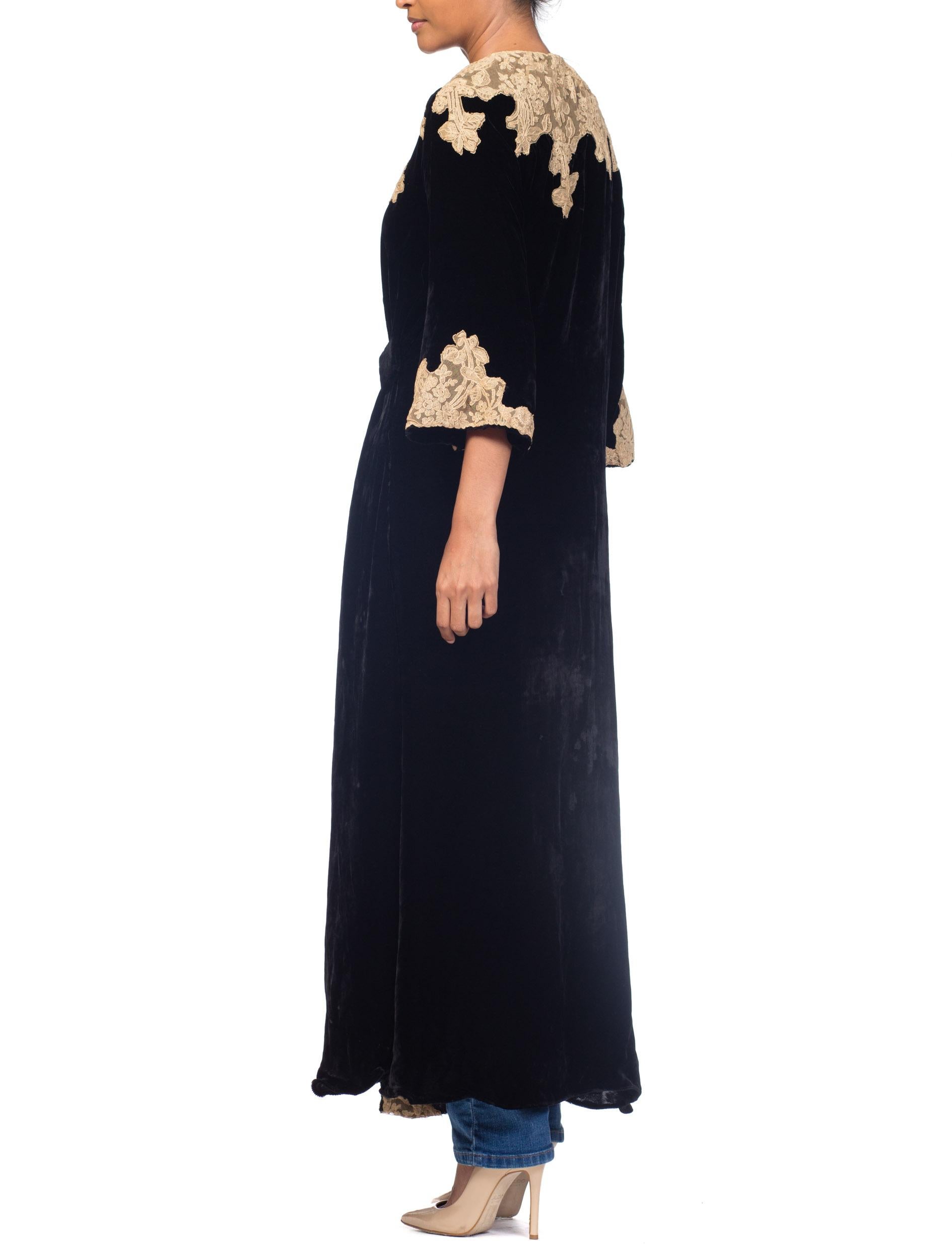 1920S Black Silk Velvet  Robe With Nude Lace Appliqué In Excellent Condition In New York, NY