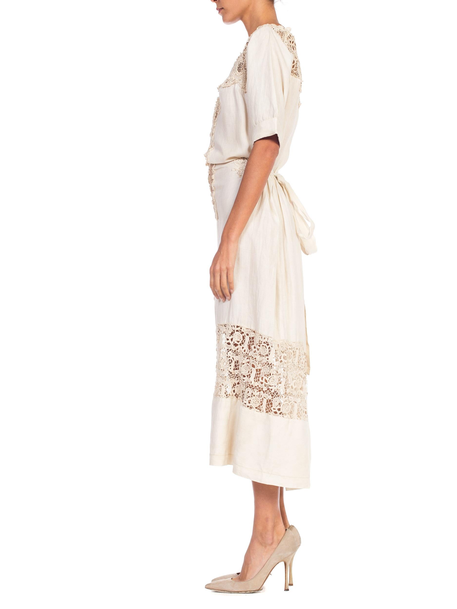 Edwardian Ecru Linen Tea Dress With Hand Made Irish Crochet Lace Panels In Excellent Condition In New York, NY
