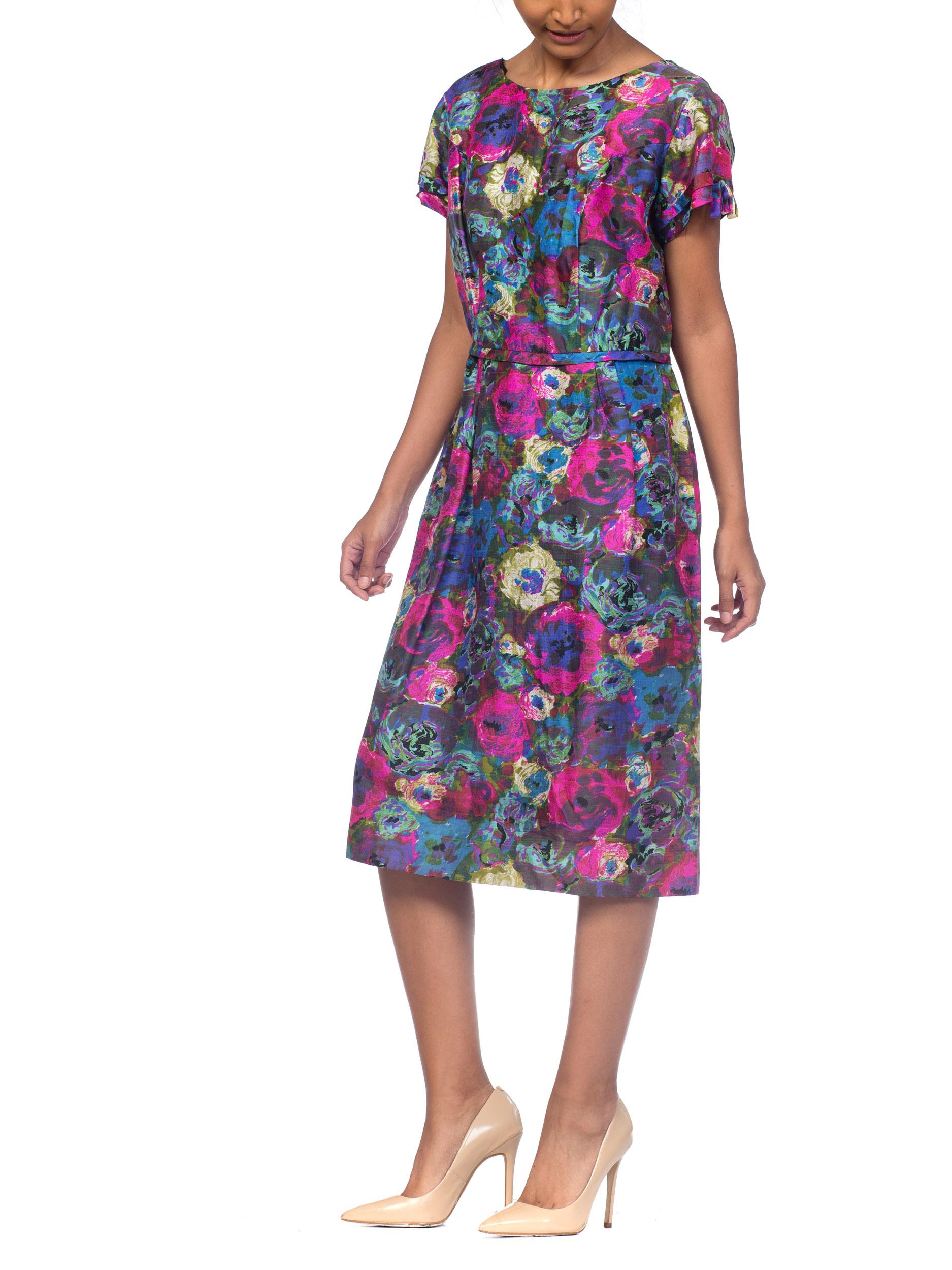 1950S  Vestido de seda rosa y azul de tallas grandes con mangas casquillo florales en venta 3