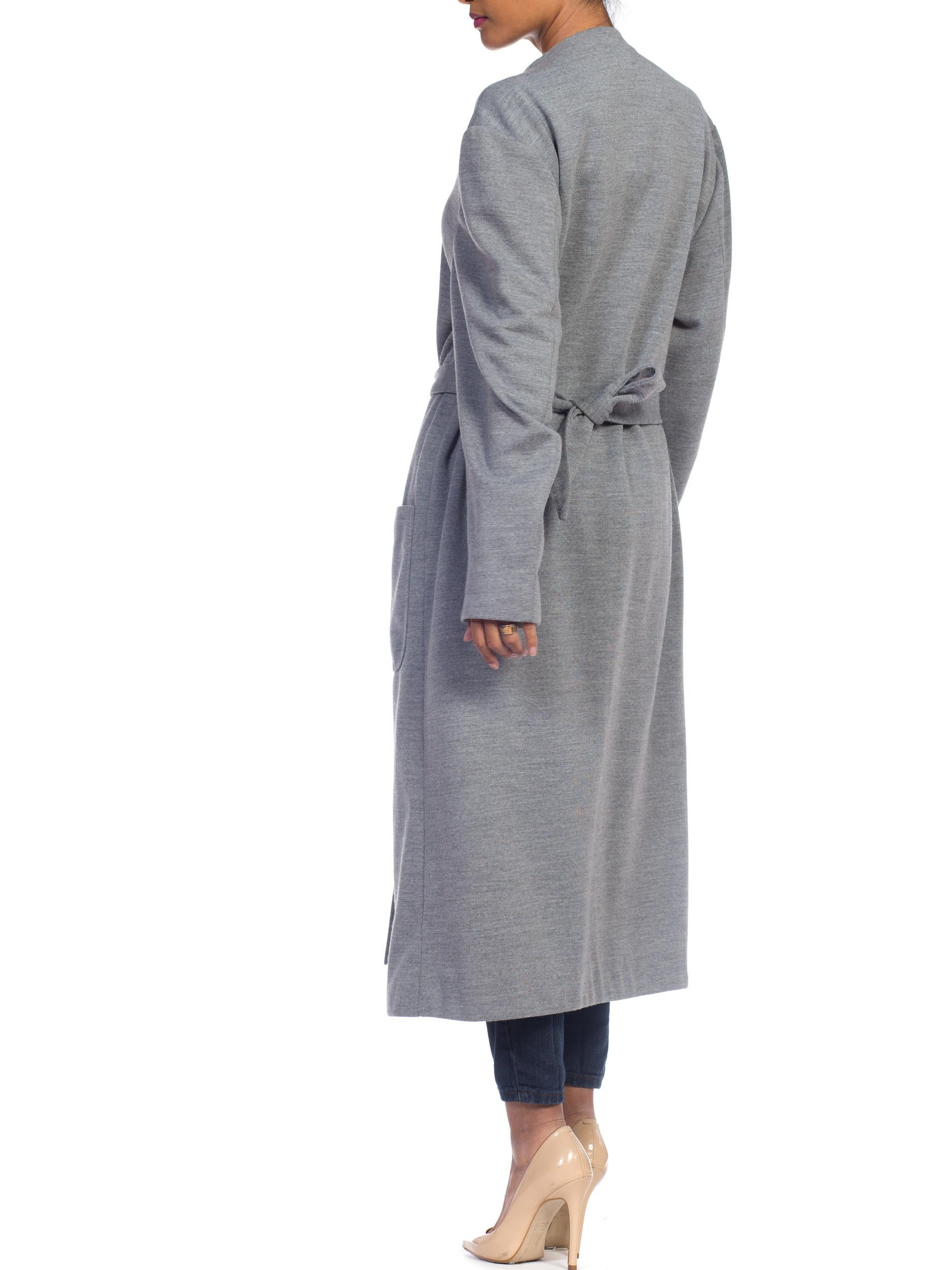 Manteau portefeuille haute couture en laine tricotée gris chiné, fait à la main et non étiqueté, années 1980 en vente 3
