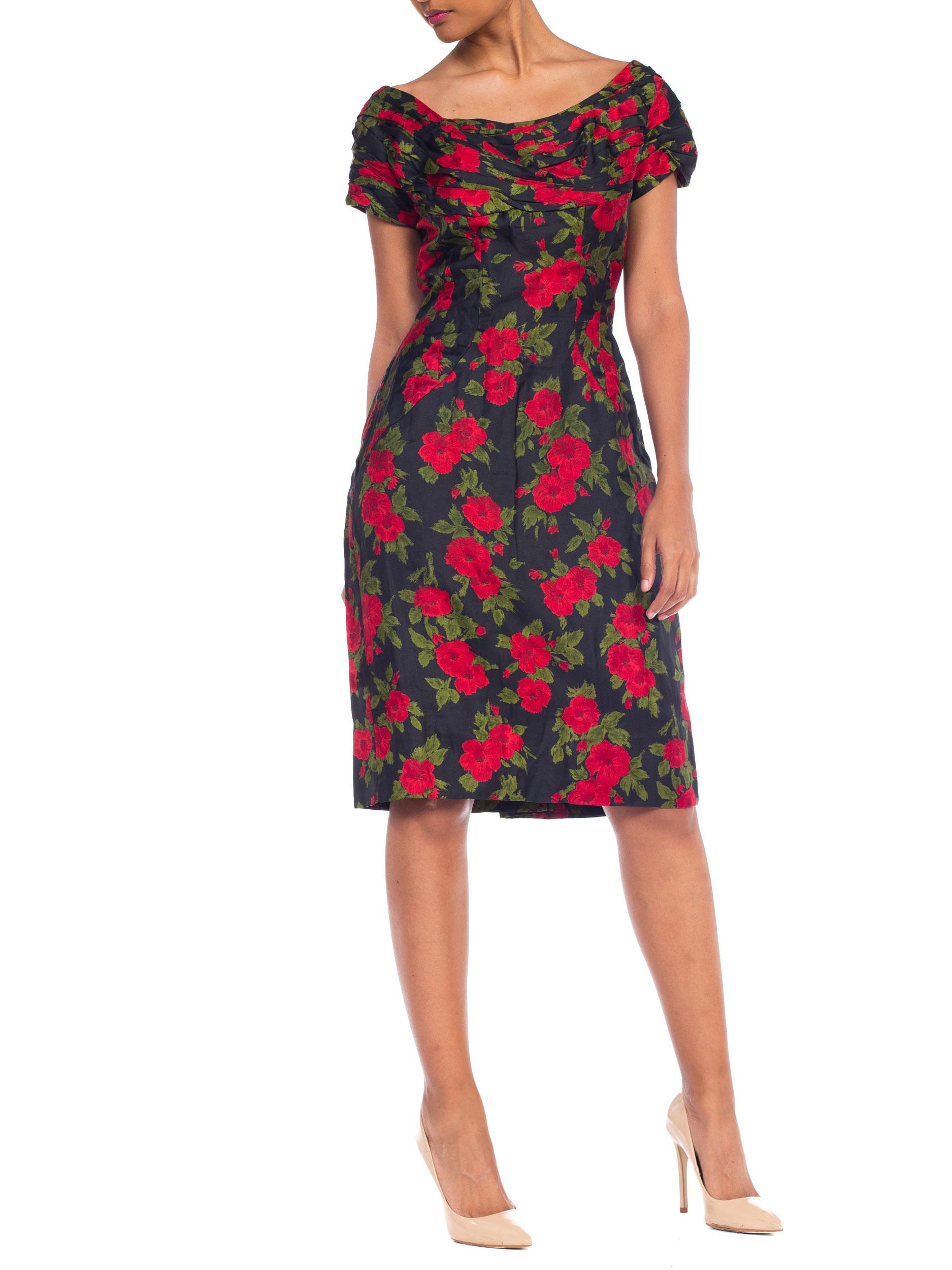 1950S DOLCE & GABBANA Style Silk Twill Red Black Classic Rose Floral Printed Dr In Excellent Condition For Sale In New York, NY