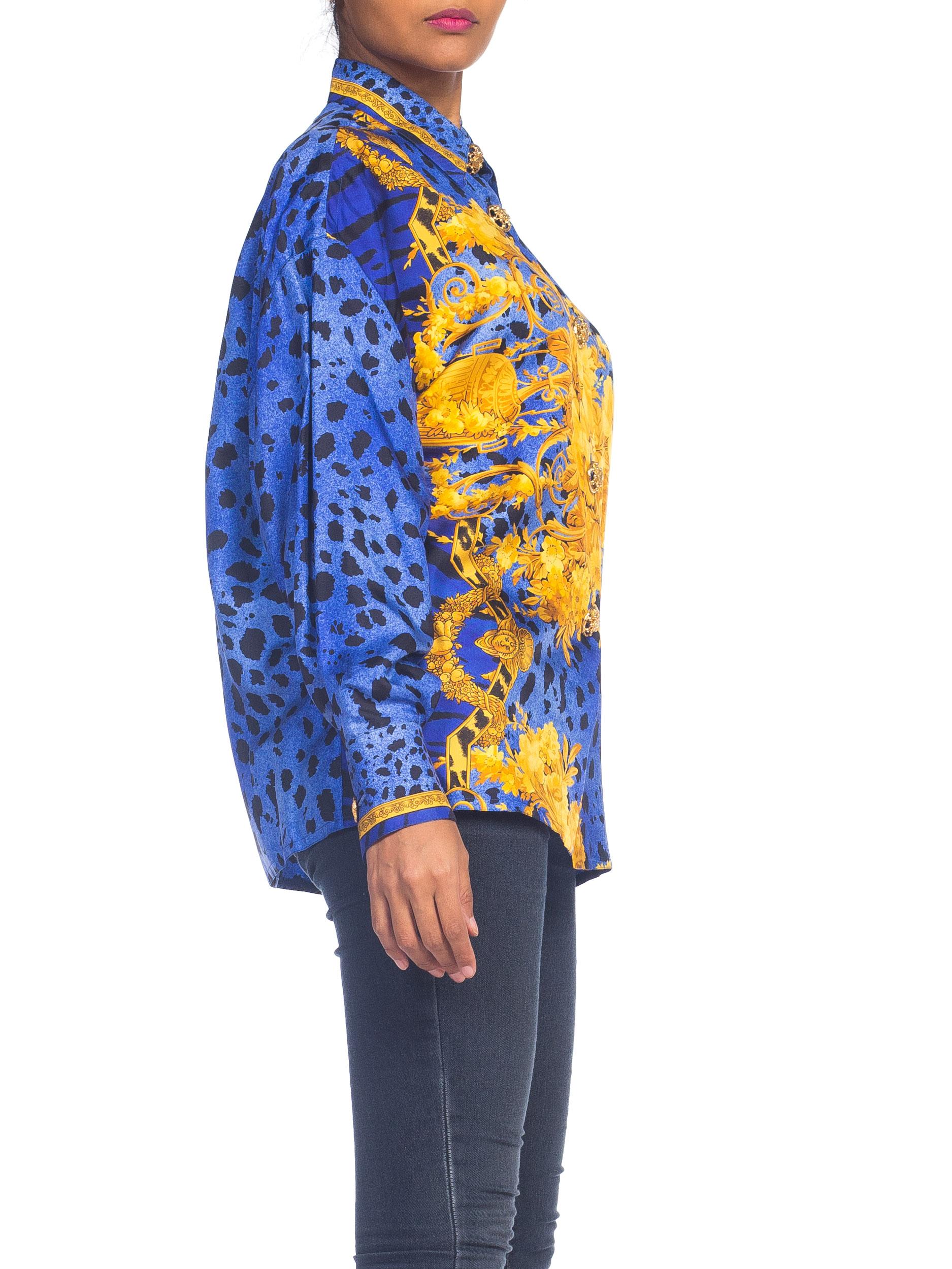 1990er GIANNI VERSACE Blaues Seidenhemd im Barockstil mit Leopardenmuster und goldenen Knöpfen im Zustand „Hervorragend“ im Angebot in New York, NY