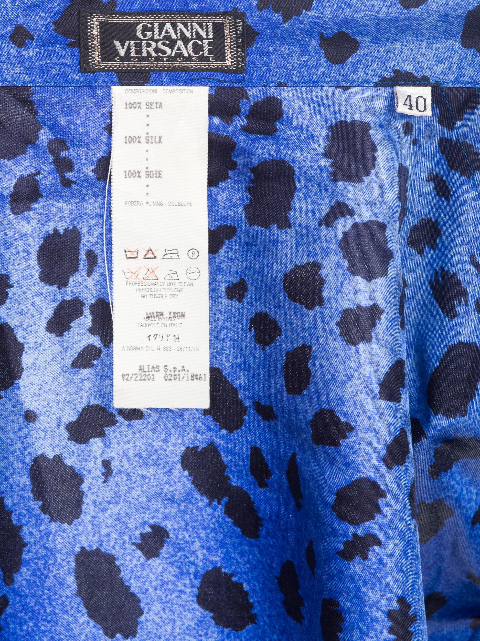 1990er GIANNI VERSACE Blaues Seidenhemd im Barockstil mit Leopardenmuster und goldenen Knöpfen im Angebot 6