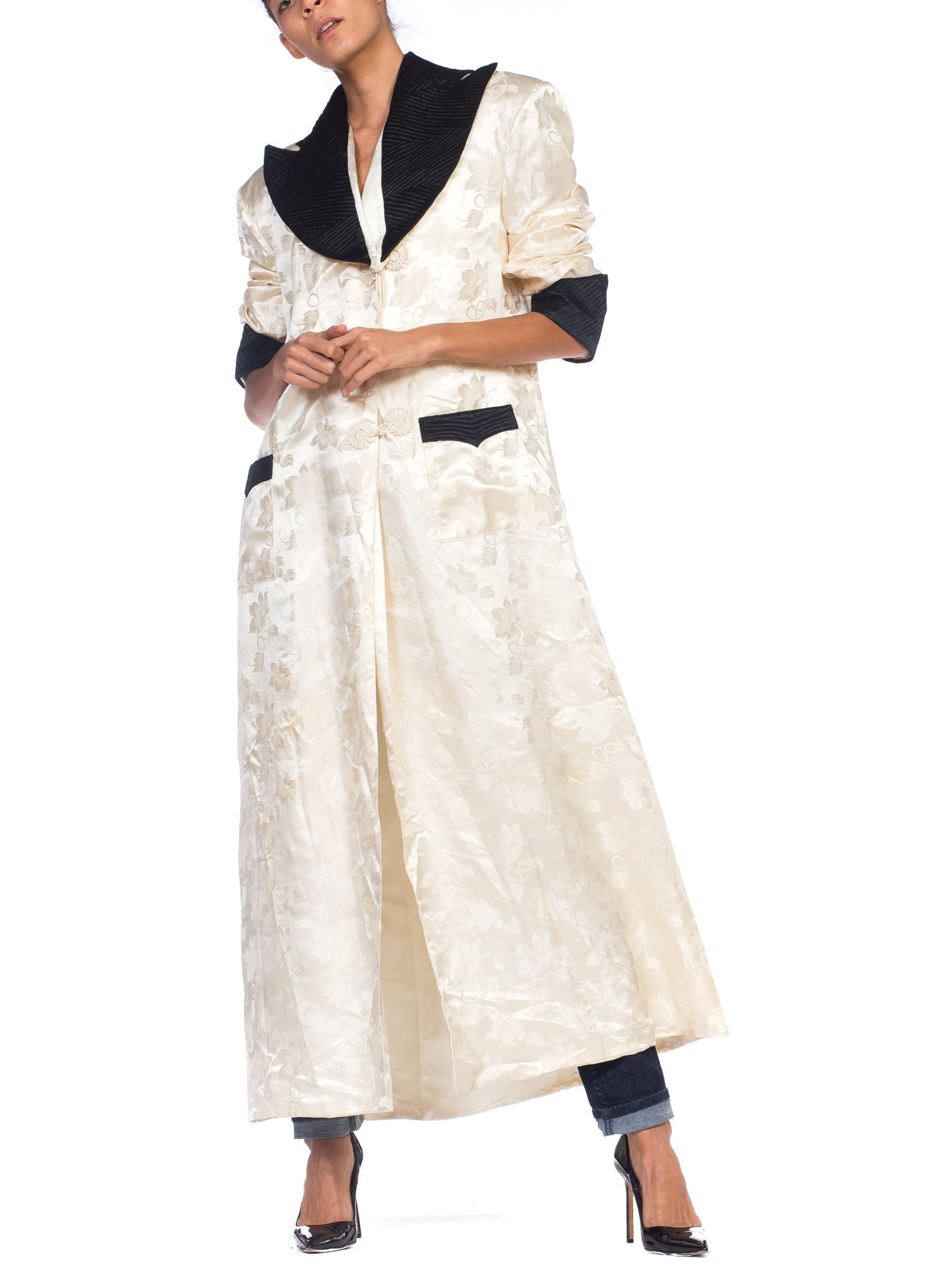 1940s White Silk Lined Dressing Gown 2