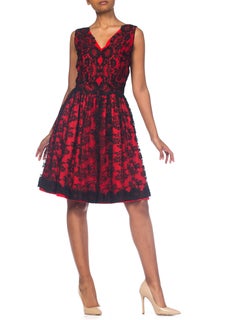 1950er Chantilly-Spitze aus schwarzer und roter Baumwollsatin  Cocktail-Kleid