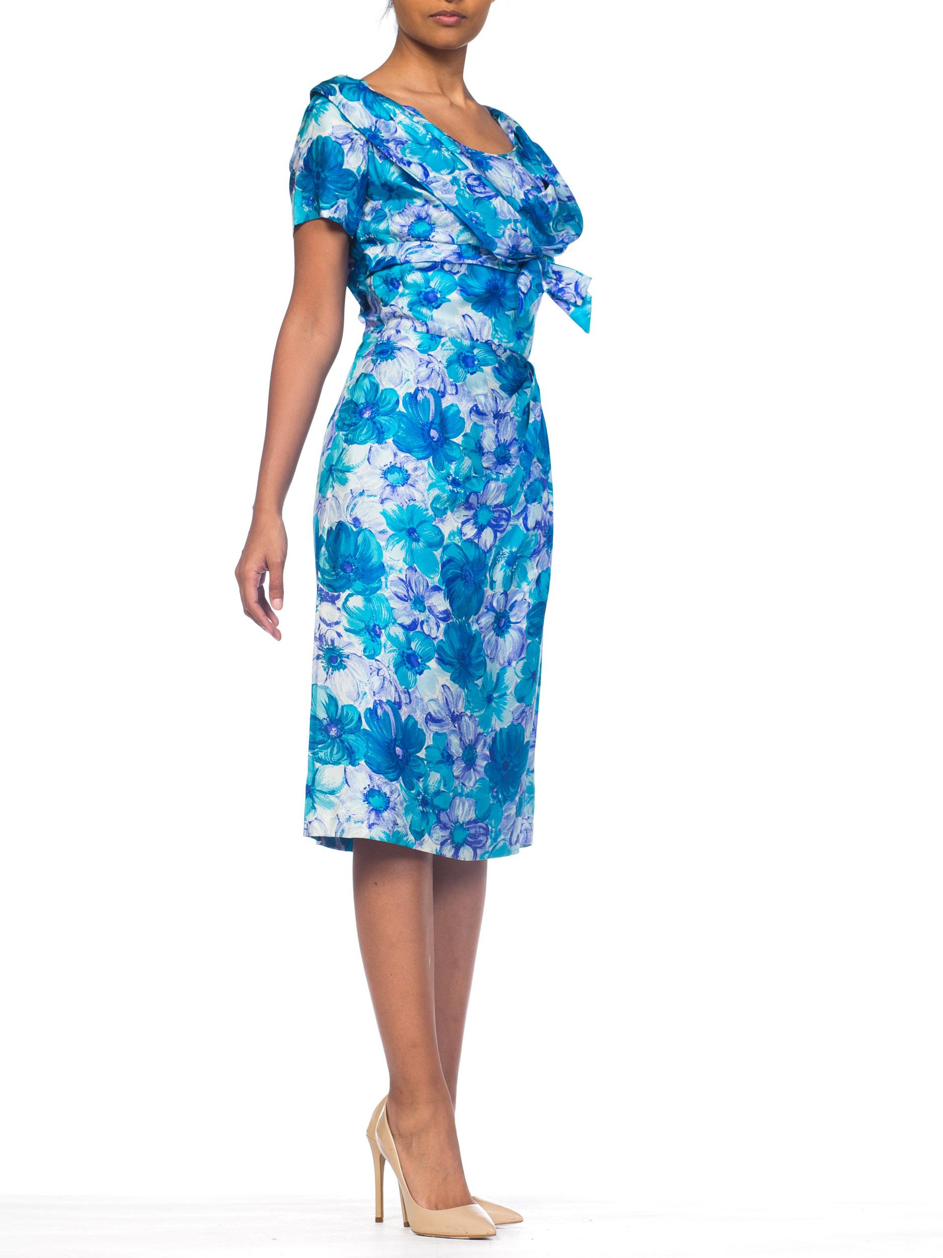 1950er Klassisches drapiertes 1950er Dorothy-Kleid in Blau & Weiß aus geblümter Seide und Twill im Zustand „Gut“ im Angebot in New York, NY