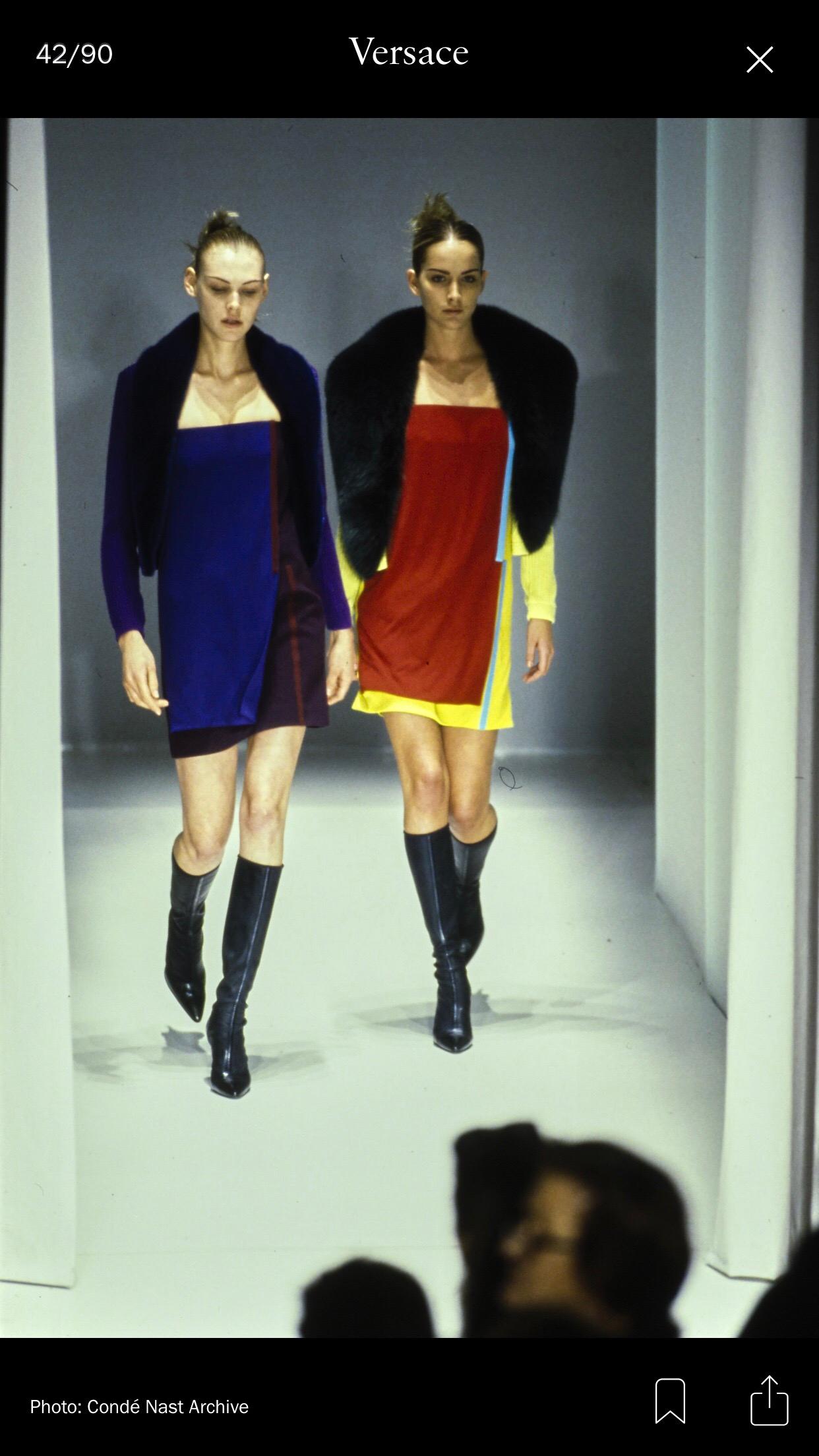 Nie getragen, vollständig mit Seide gefüttert, mit entbeintem Mieder. Europäisch markiert Größe 42 1990S GIANNI VERSACE Säure Grün & Rot Wolle Seide Jersey Trägerlos Reich Taille Kleid mit Aqua Blau Details 