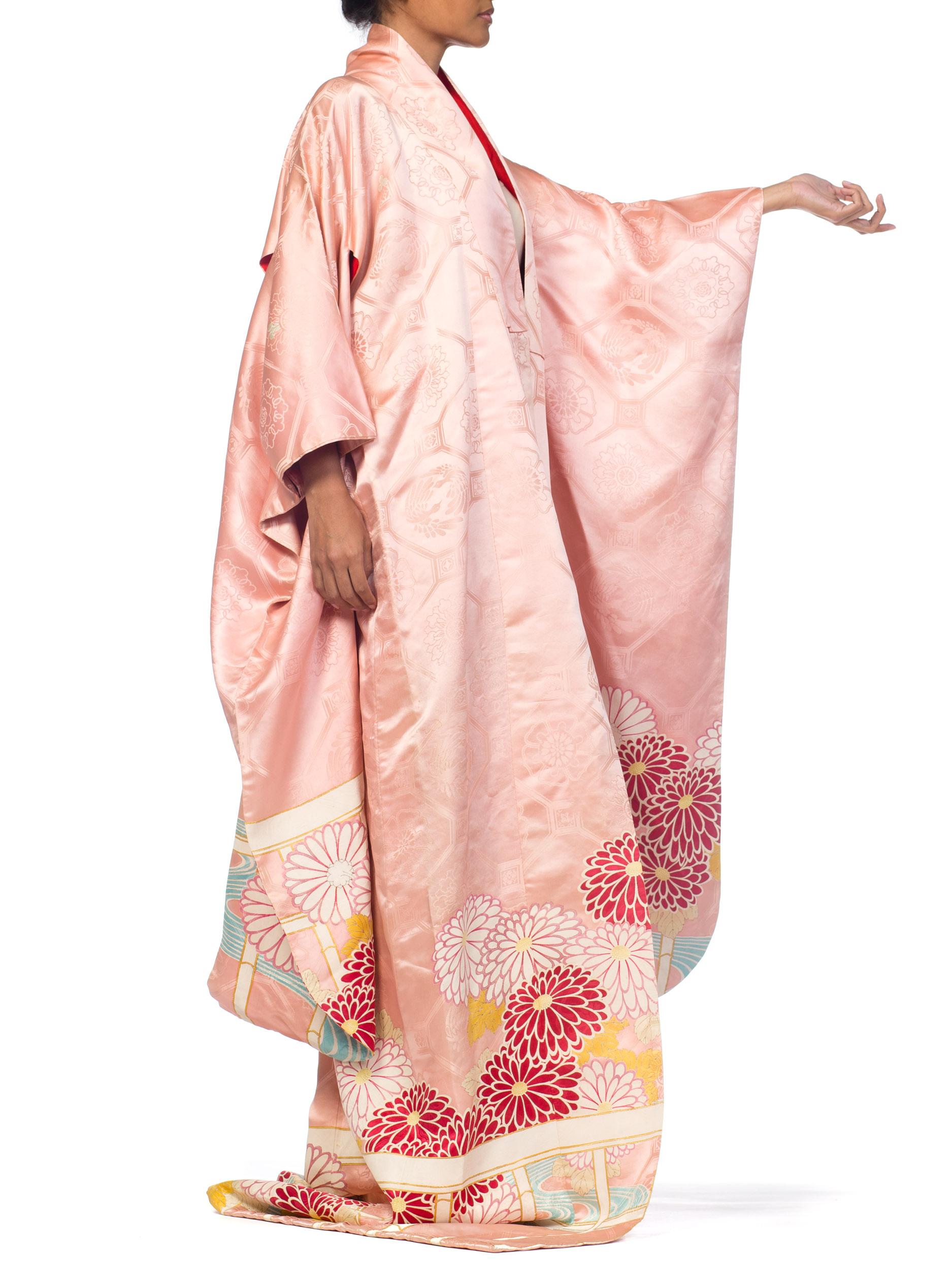 1940er Reicher, weicher, handbemalter Kimono aus Seide mit Blumen und Golddetails (Pink)