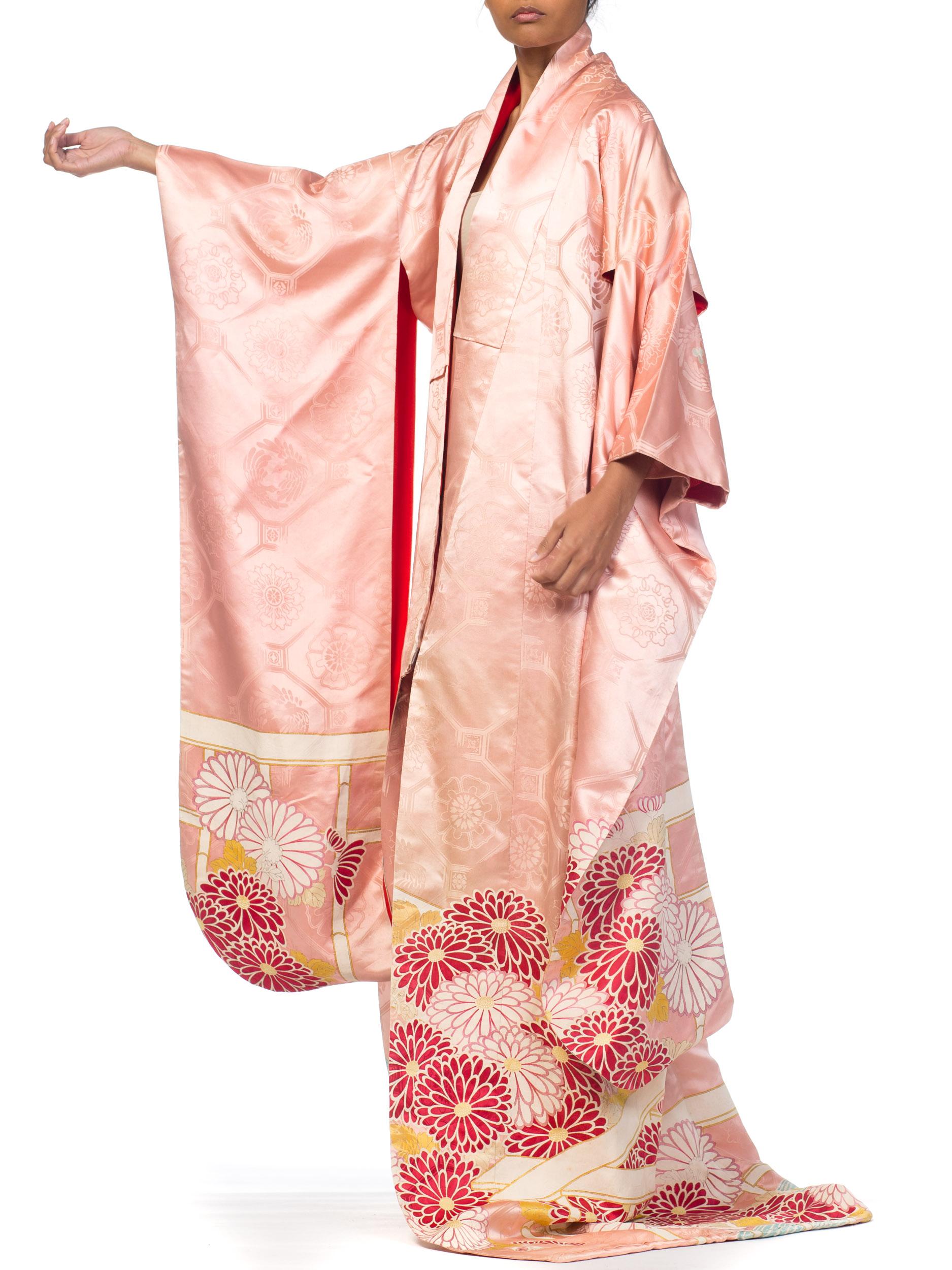 1940S Rich Soft Hand Painted Silk With Flowers & Gold Details Kimono In Excellent Condition In New York, NY
