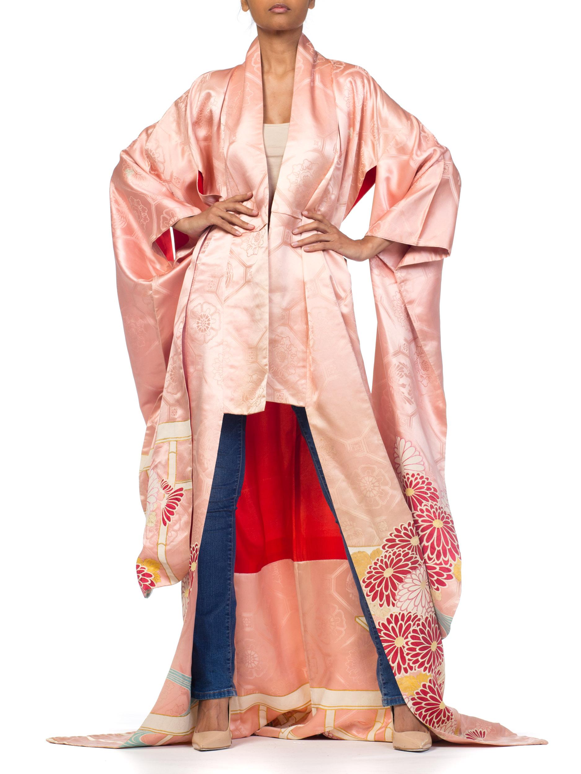 1940er Reicher, weicher, handbemalter Kimono aus Seide mit Blumen und Golddetails 1