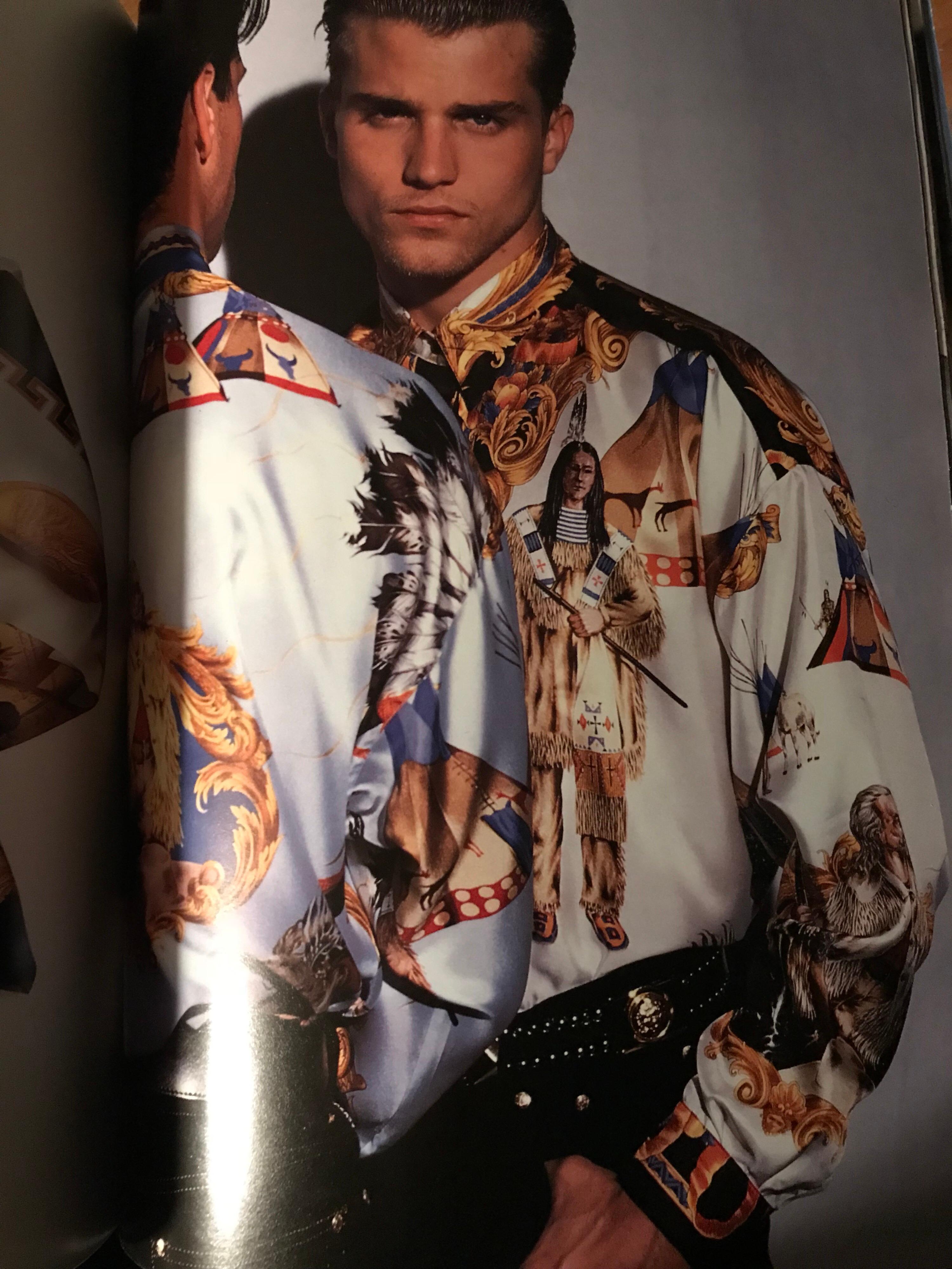 1990S GIANNI VERSACE Blassgelbe Seide Buffalo Bill Native American Print Hemd  (Orange) im Angebot