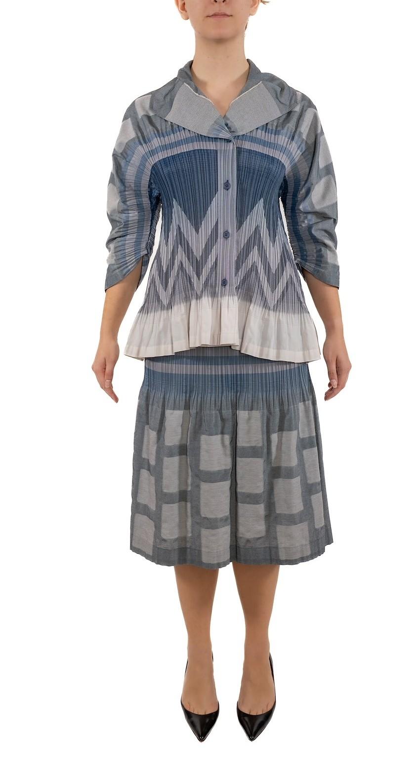 Grigio 1990S Issey Miyake - Gonna e giacca a pieghe in poliestere/cotone in un misto di blu. in vendita