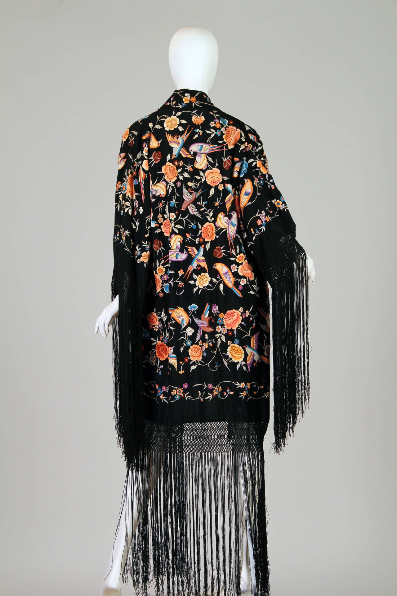 1920s Embroidered Piano Shawl Kimono In Excellent Condition In New York, NY
