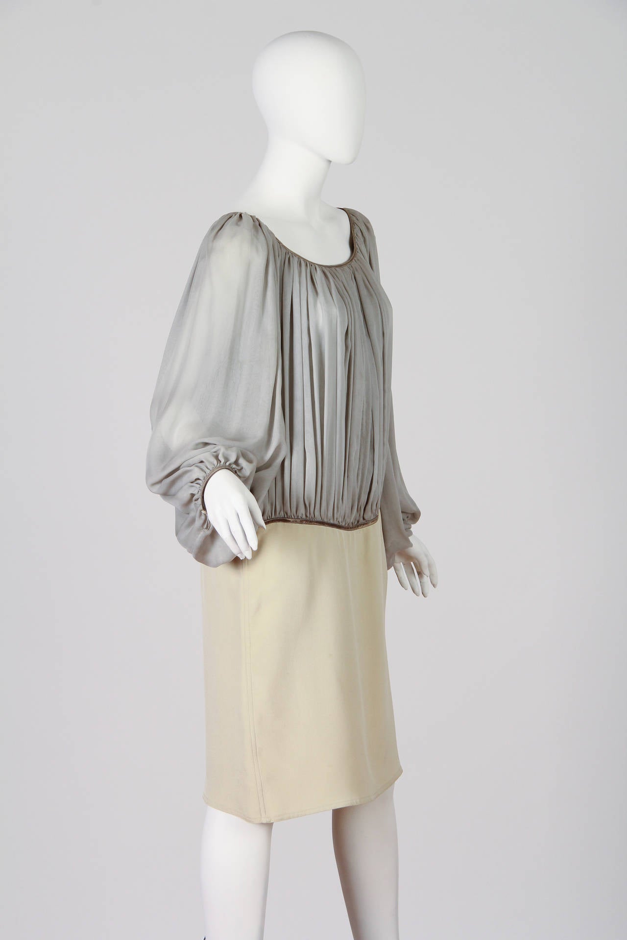 1980S GEOFFREY BEENE Cream & Grey Silk Chiffon Crepe Dress With Metallic Details In Excellent Condition In New York, NY