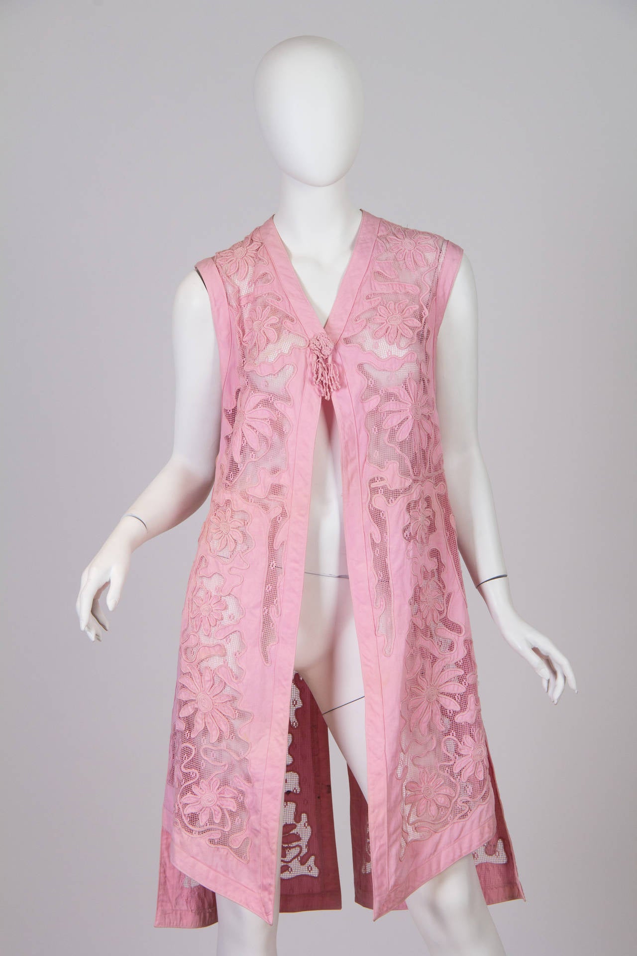 gilet Edouardien 1900S en coton et dentelle rose bébé, longueur tunique longue