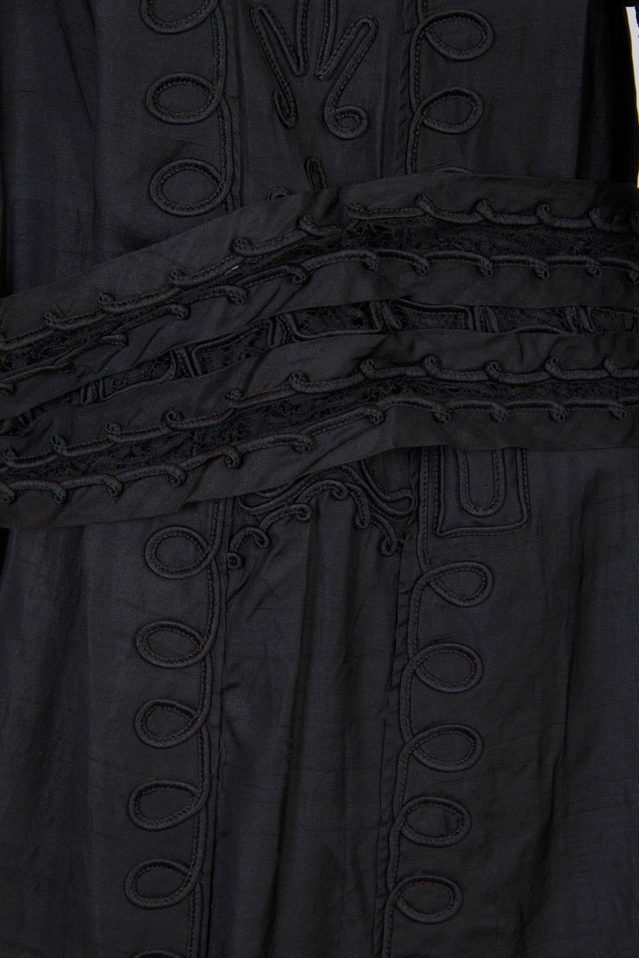 Dupion en soie noire et dentelle de style édouardien avec bordure tressée de perles en vente 1